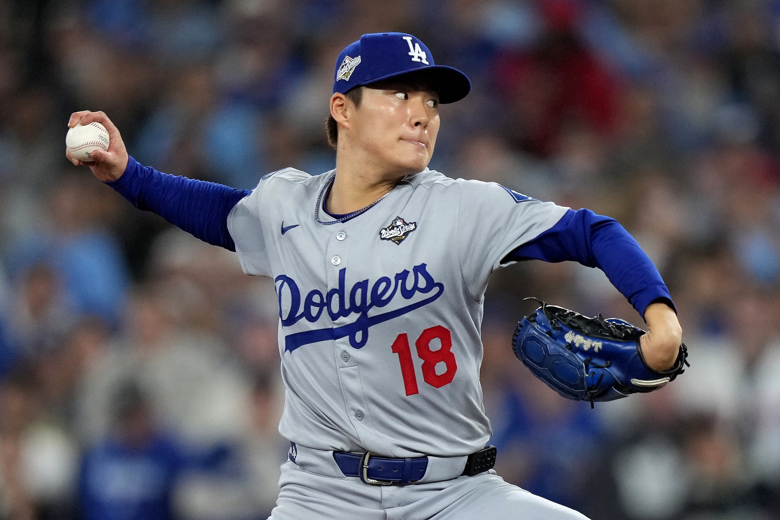 El japonés Yoshinobu Yamamoto, de los Dodgers de Los Ángeles, lanza en el segundo juego de la Serie Mundial ante los Azulejos de Toronto, el sábado 25 de octubre de 2025 (Nathan Denette/The Canadian Press via AP)