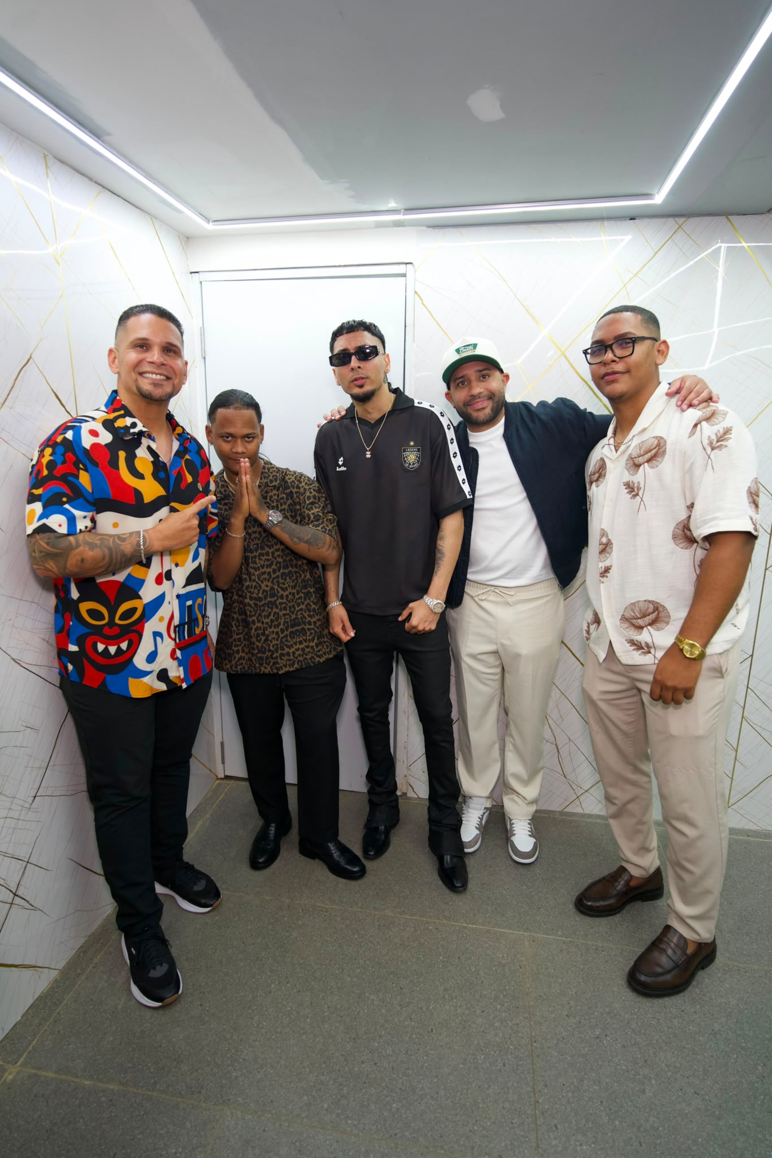 Dalvin La Melodía, el segundo de izquierda a derecha, se prepara para debutar en tierra boricua junto a Rolando Santa Fonseca, productor del concierto; su manejador Michael Quevedo “Suénala Mikey”, el productor del concierto Vitico Roque, y Ángel David Paredes, A&R de Symphonic.