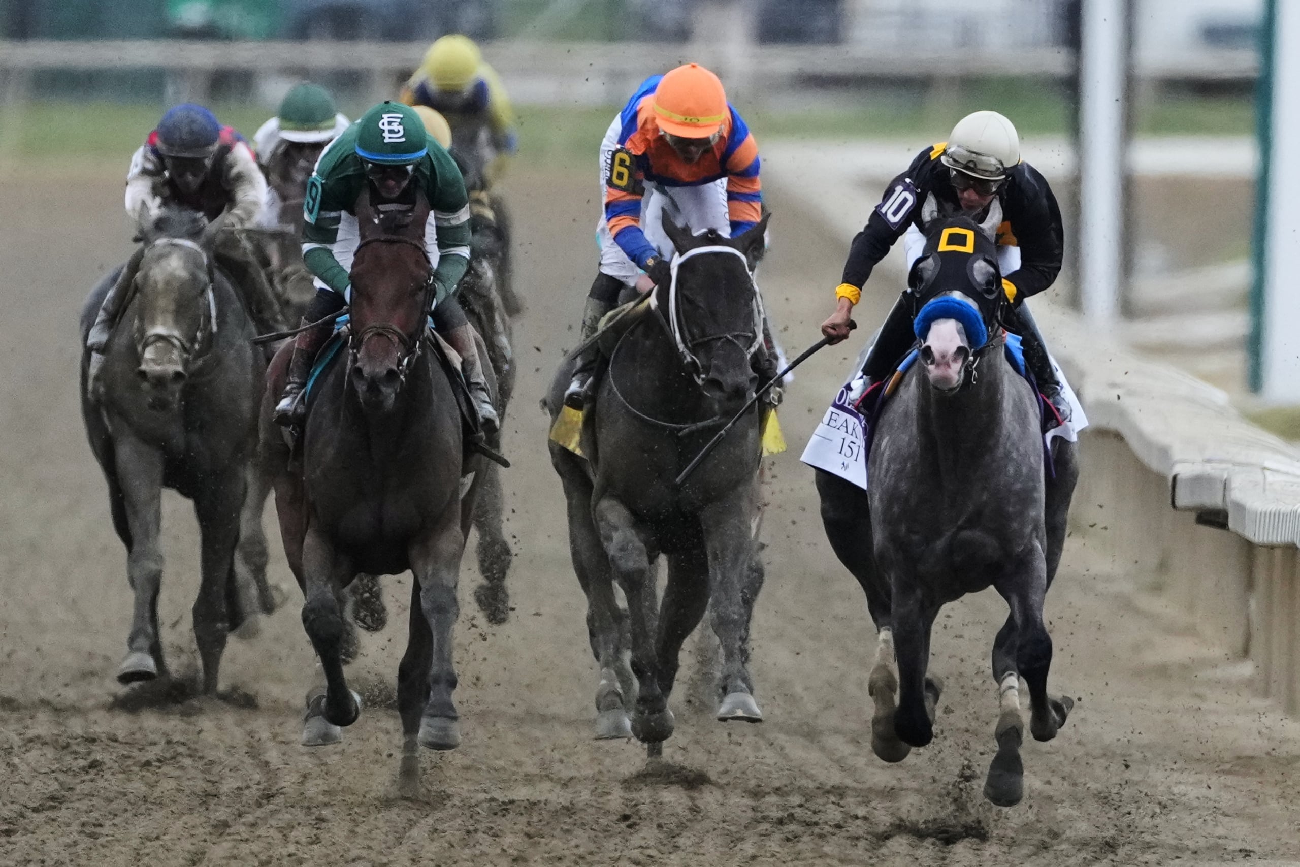 El jockey mexicano Paco López, montado en Napoleon Solo, lidera la carrera Preakness Stakes. En el medio, José Luis Ortiz con Chip Honcho.