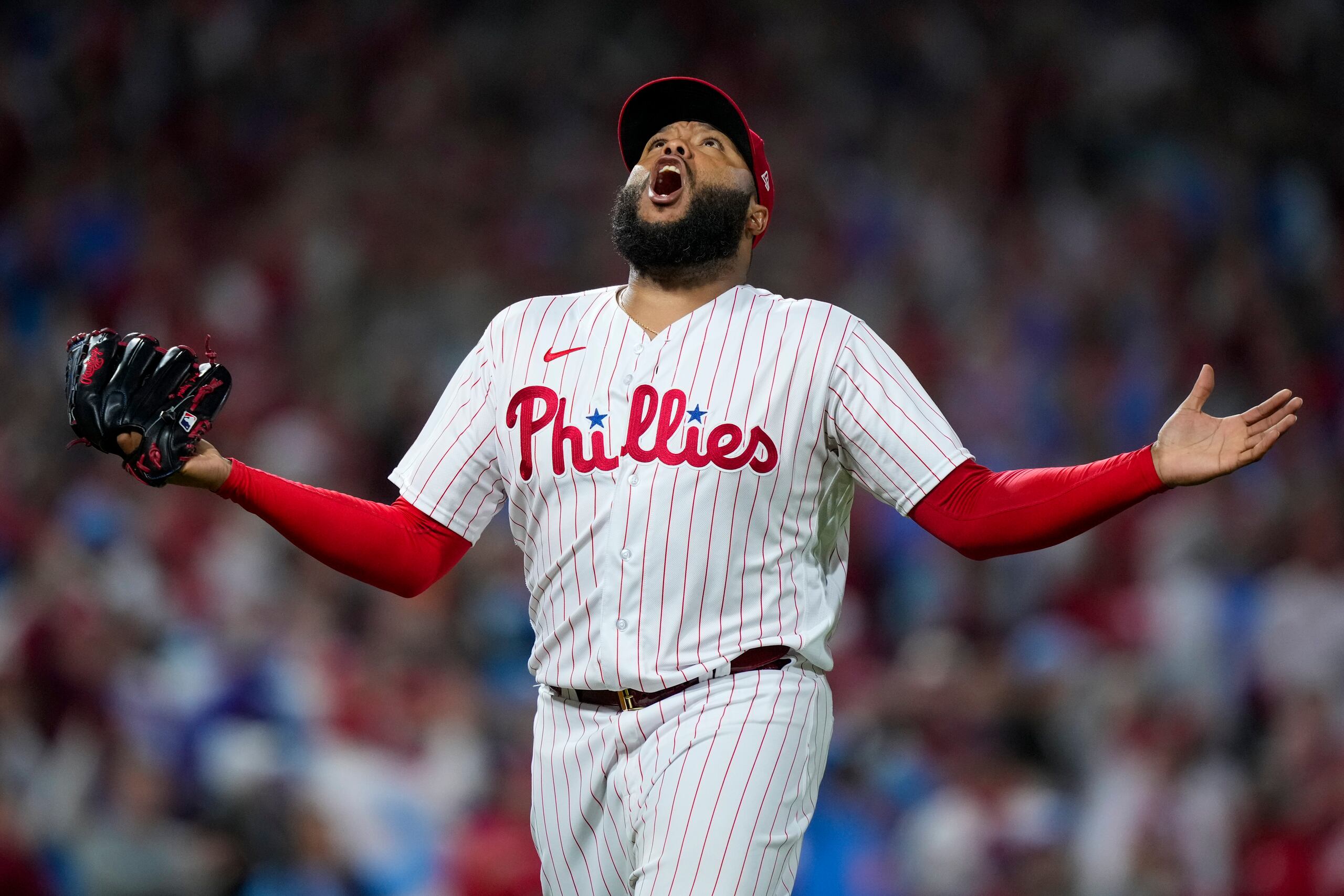 El relevista José Alvarado celebra un gran momento del juego anoche.