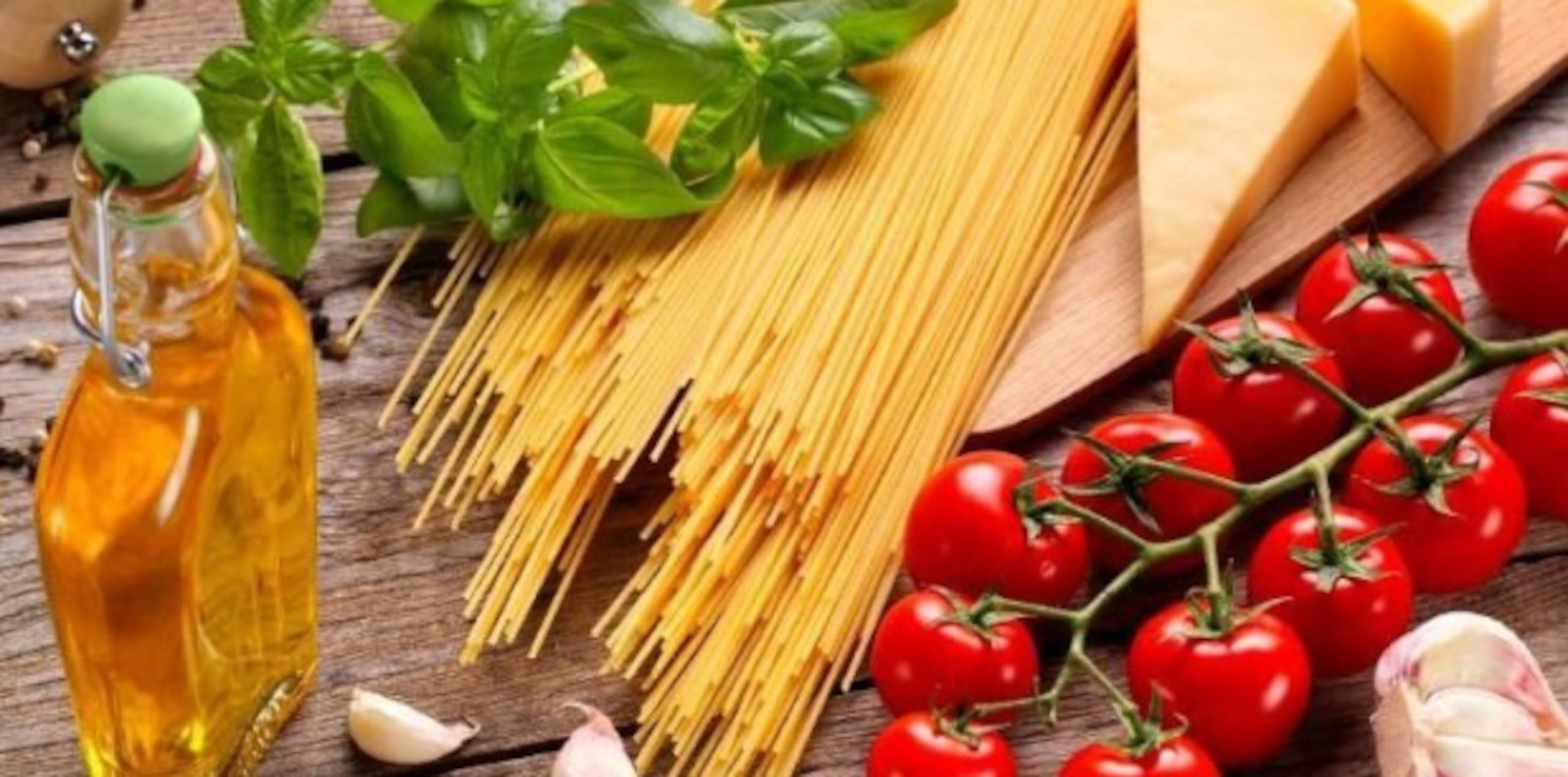 La dieta mediterránea incluye el consumo de grandes cantidades de frutas, verduras, aceite de oliva, frijoles y cereales como trigo y el arroz, así como cantidades moderadas de pescado, productos lácteos y vino.