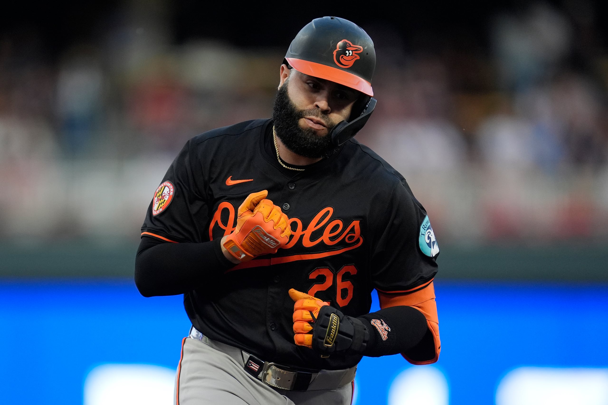 Emmanuel Rivera (26), de los Orioles de Baltimore, recorre las bases después de batear cuadrangular de dos carreras durante la segunda entrada del juego de béisbol en contra de los Twins de Minnesota.