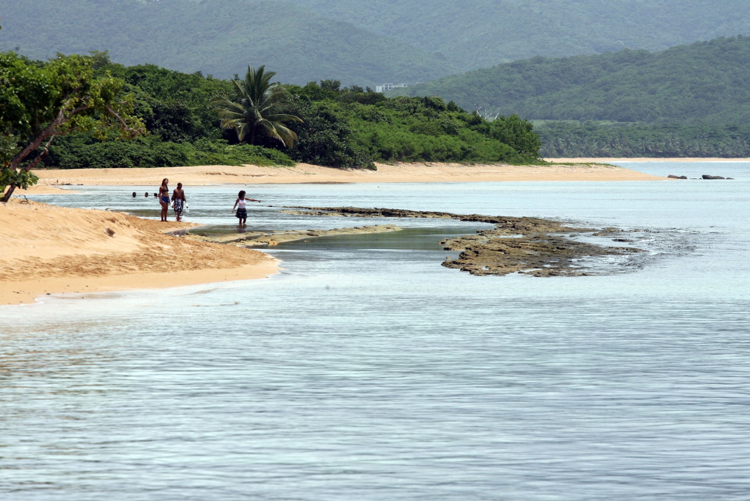 La mujer dejó el bulto en la orilla mientras disfrutaba de un chapuzón.