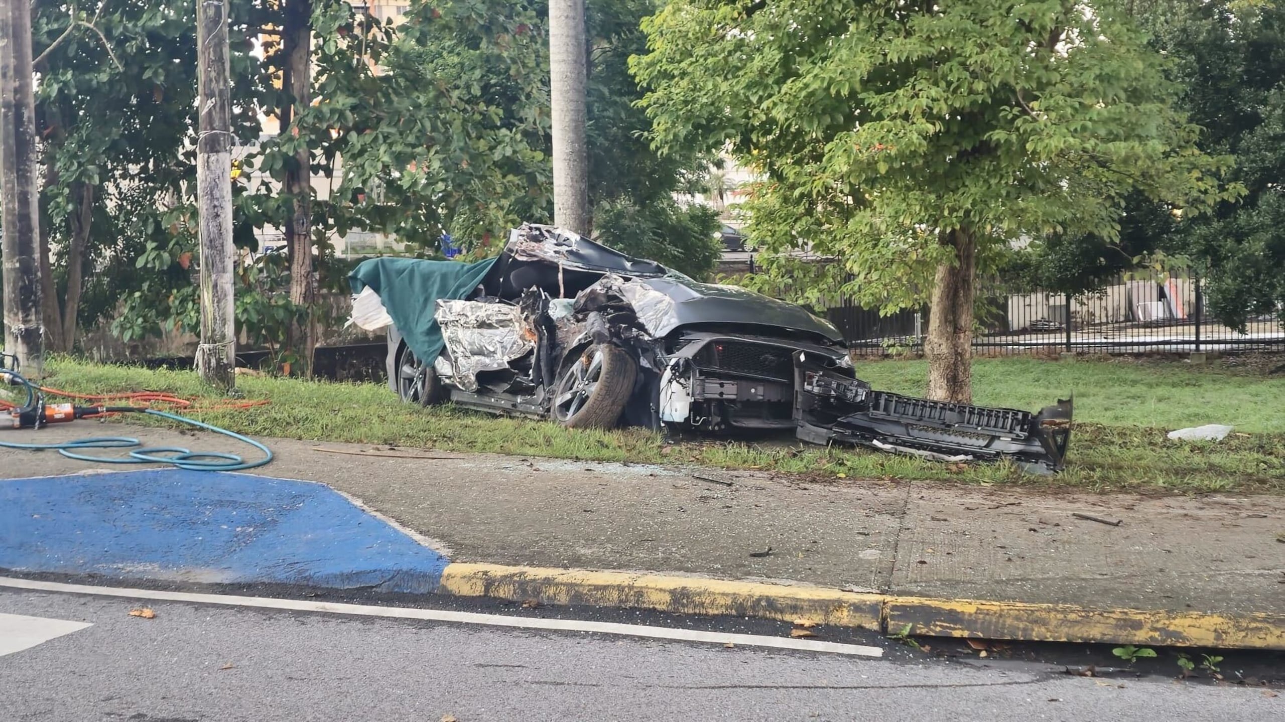 Un accidente fatal frente a la Universidad de Puerto Rico en Mayagüez cobró la vida de dos jóvenes y dejó a un tercero herido de gravedad.