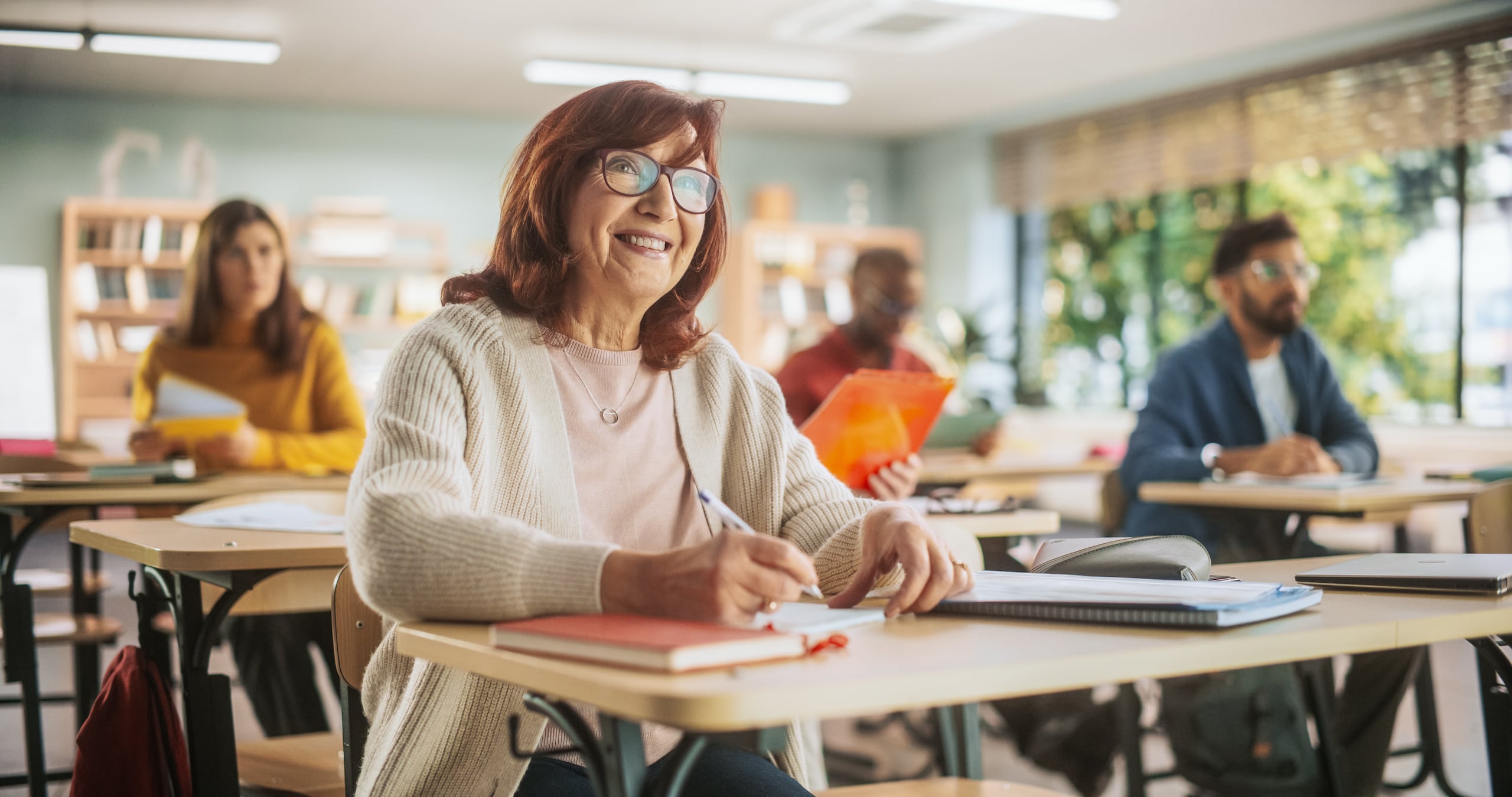 Las nuevas modalidades de estudio, ya sea cursar grados de manera híbrida o completamente en línea, han facilitado el proceso para los adultos, especialmente para aquellos que trabajan.