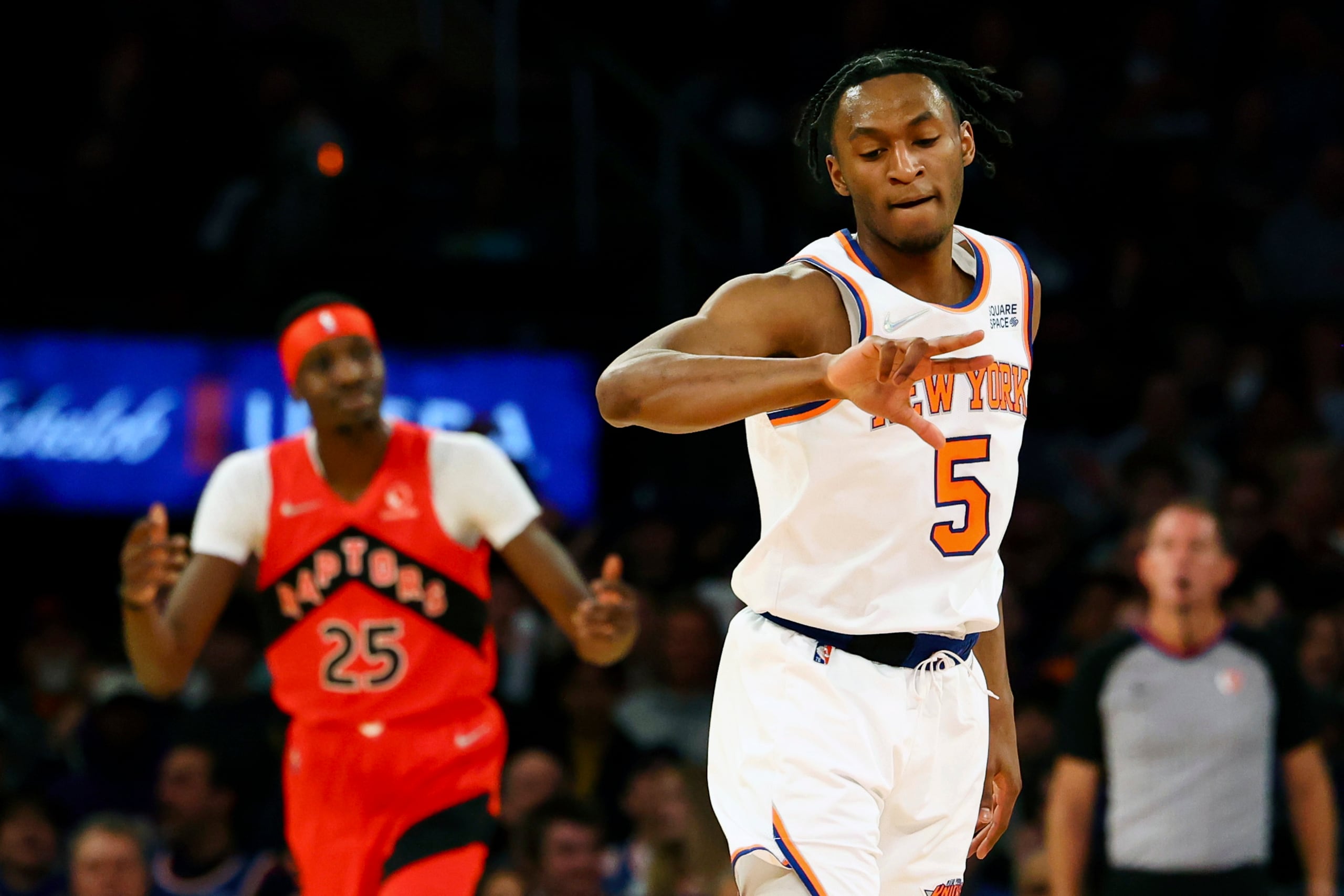 El base de los Knicks de Nueva York Immanuel Quickley celebra tras encestar un triple en un encuentro ante los Raptors de Toronto durante la pasada temporada. Hoy, los equipos están en una polémica por asuntos no relacionados al juego sobre la cancha.