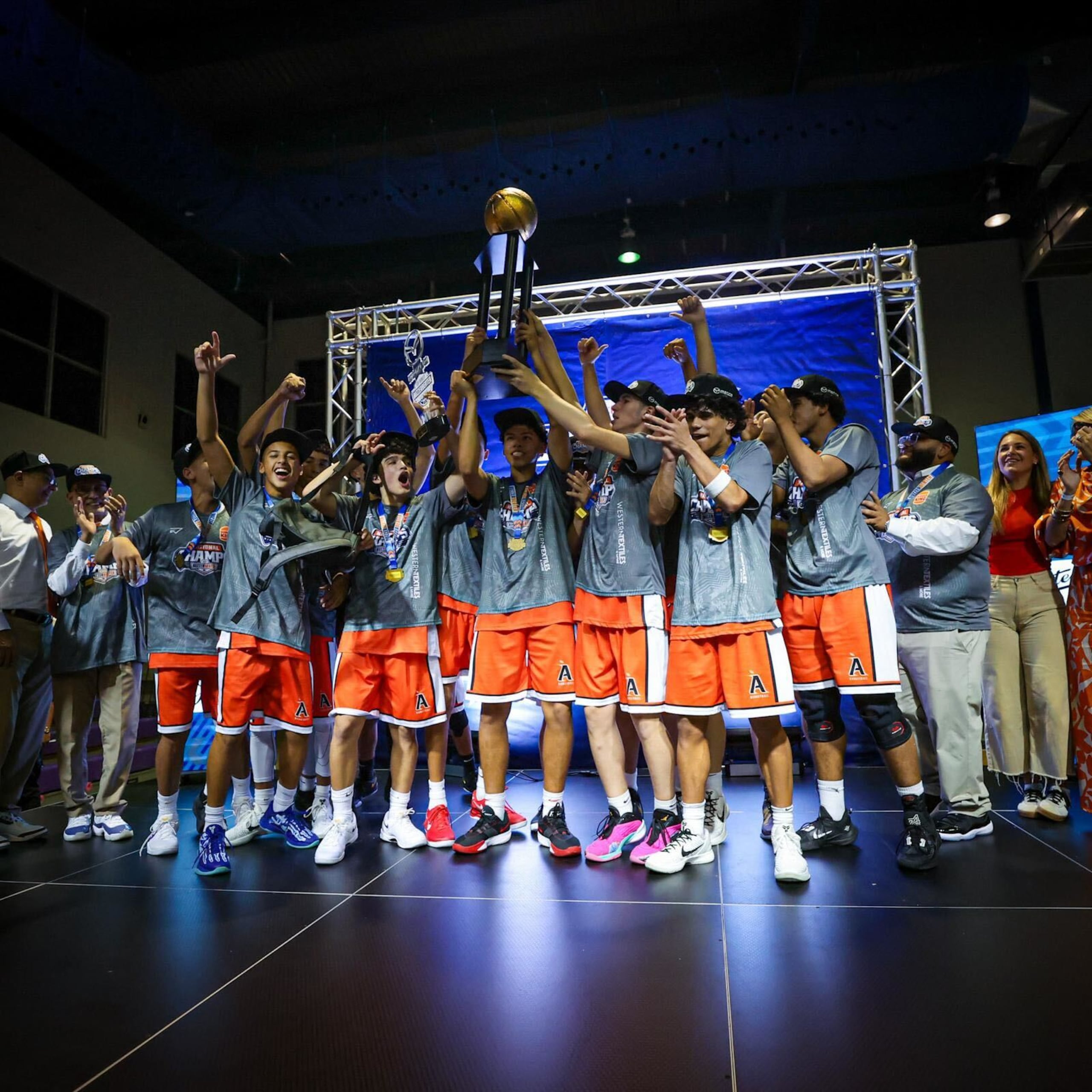 El Colegio Adianez levanta el campeonato del Top Ranked Buzzer Beater, luego de vencer a Caguas Private School.