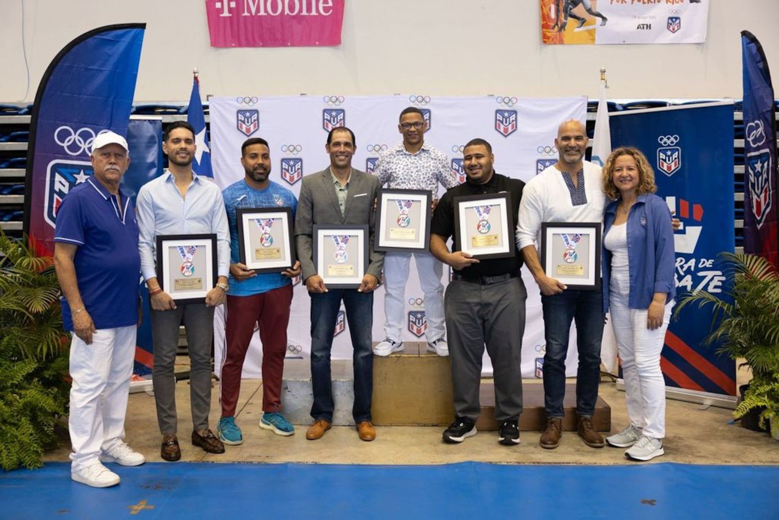En el orden acostumbrado, los exatletas Luis Colón, Omar Correa, Jonathan Peña, Iván Calderón, Edgardo López y Carlos Santiago son escoltados por la presidente del Copur, Sara Rosario, y el secretario general del organismo, Carlos Beltrán.