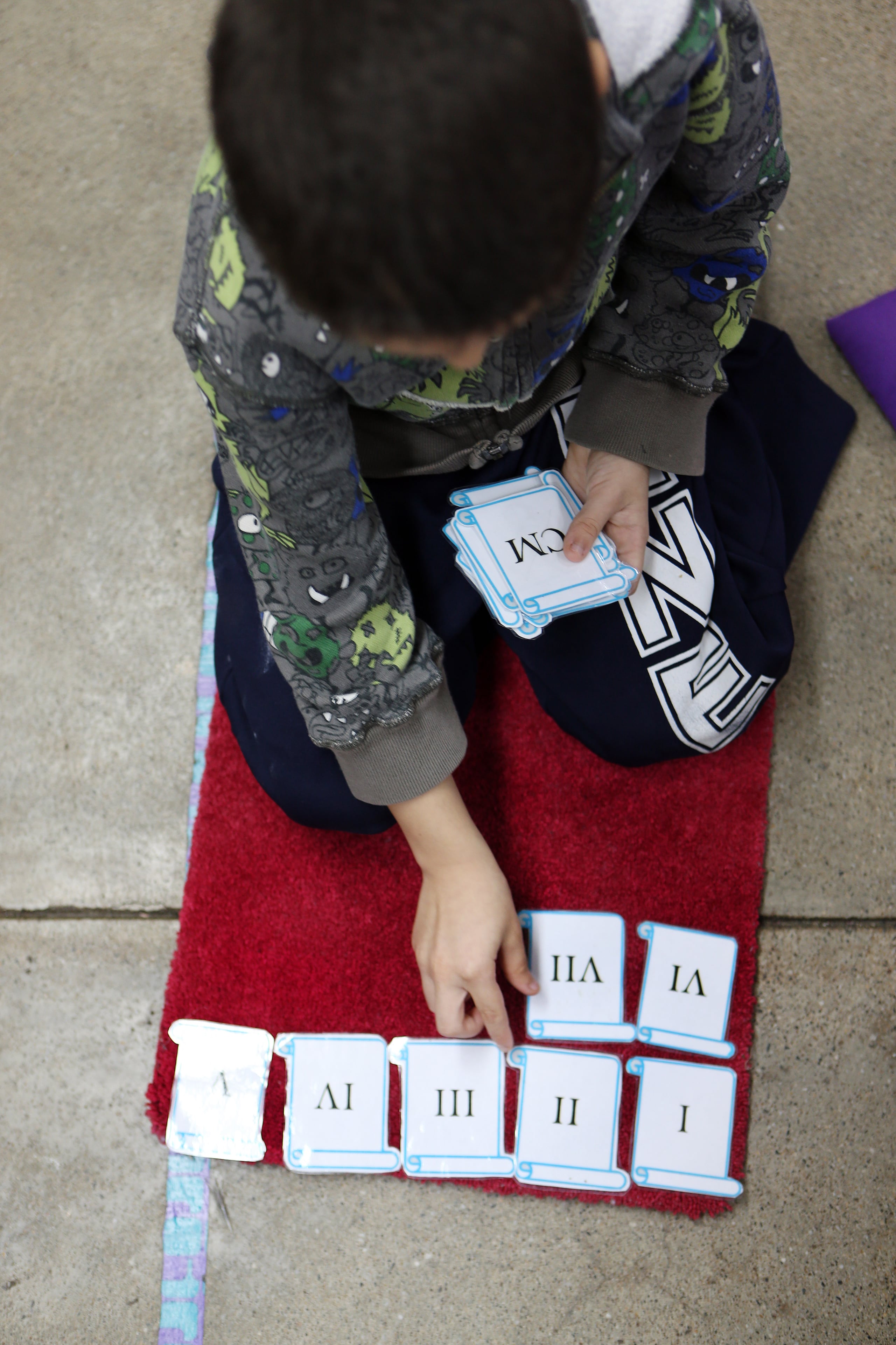 Todavía los números romanos están vivos y son obligatorios en ciertos contextos, como lo estipulan las normas ortográficas de la Real Academia Española.