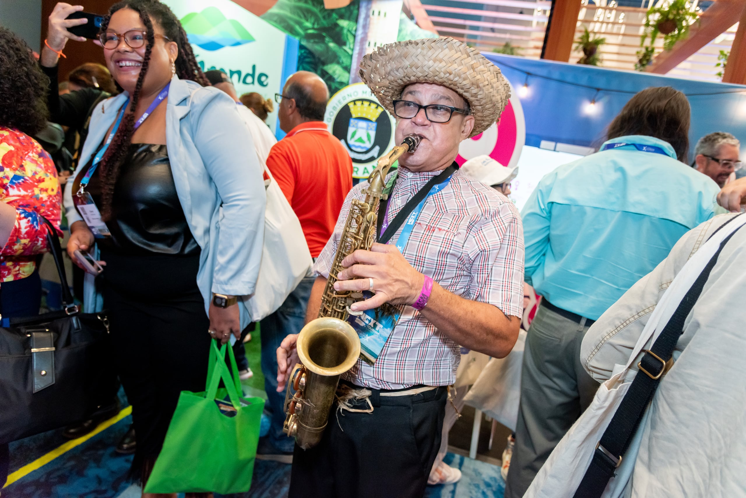 Durante la actividad también hubo música, comparsas y exhibidores con la oferta turística de una treintena de municipios de la isla.