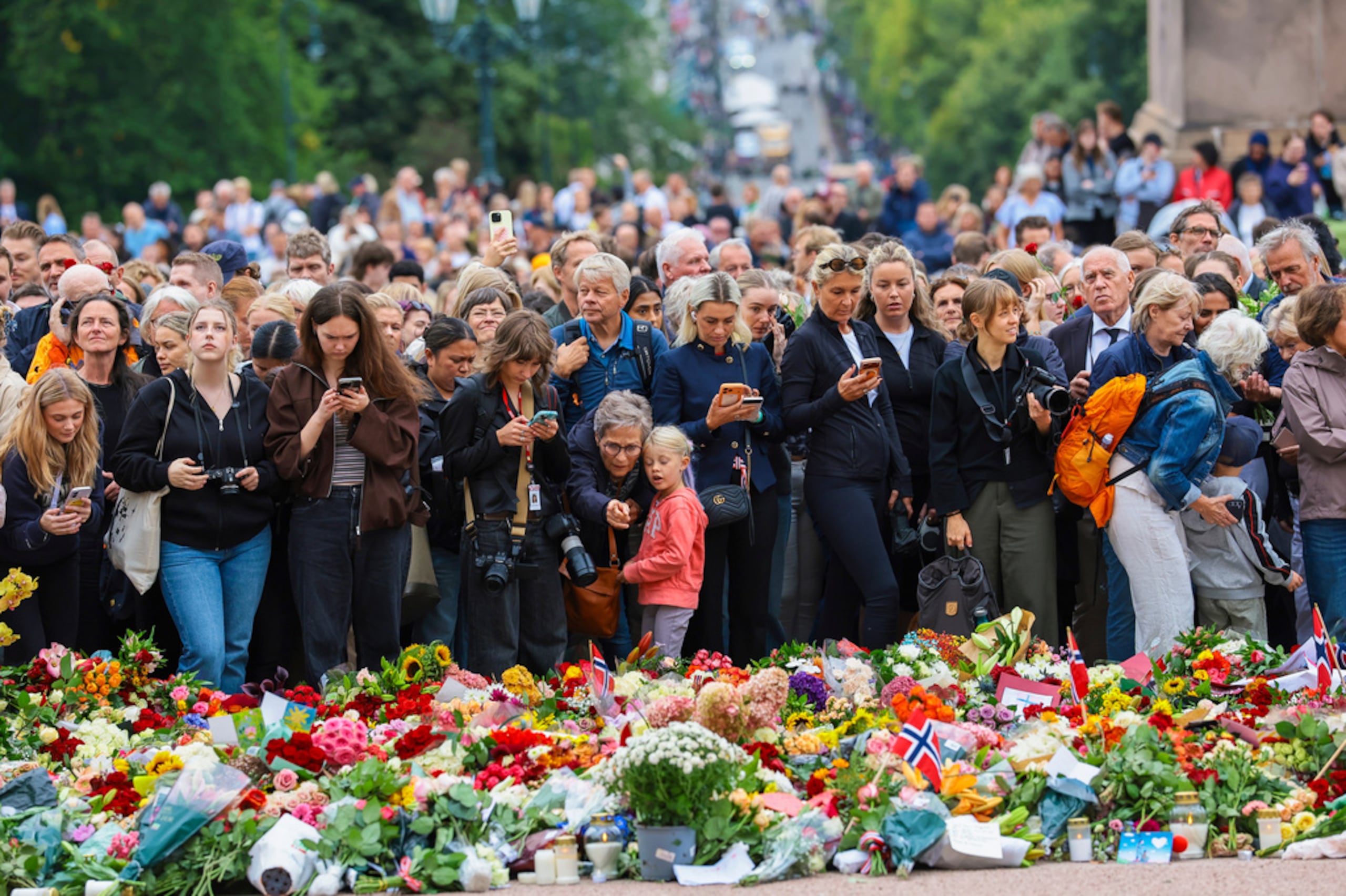 Personas se reúnen en la Plaza del Palacio para lamentar la muerte del rey Harald V de Noruega, tras anunciarse su fallecimiento, en Oslo, el 28 de agosto de 2026.