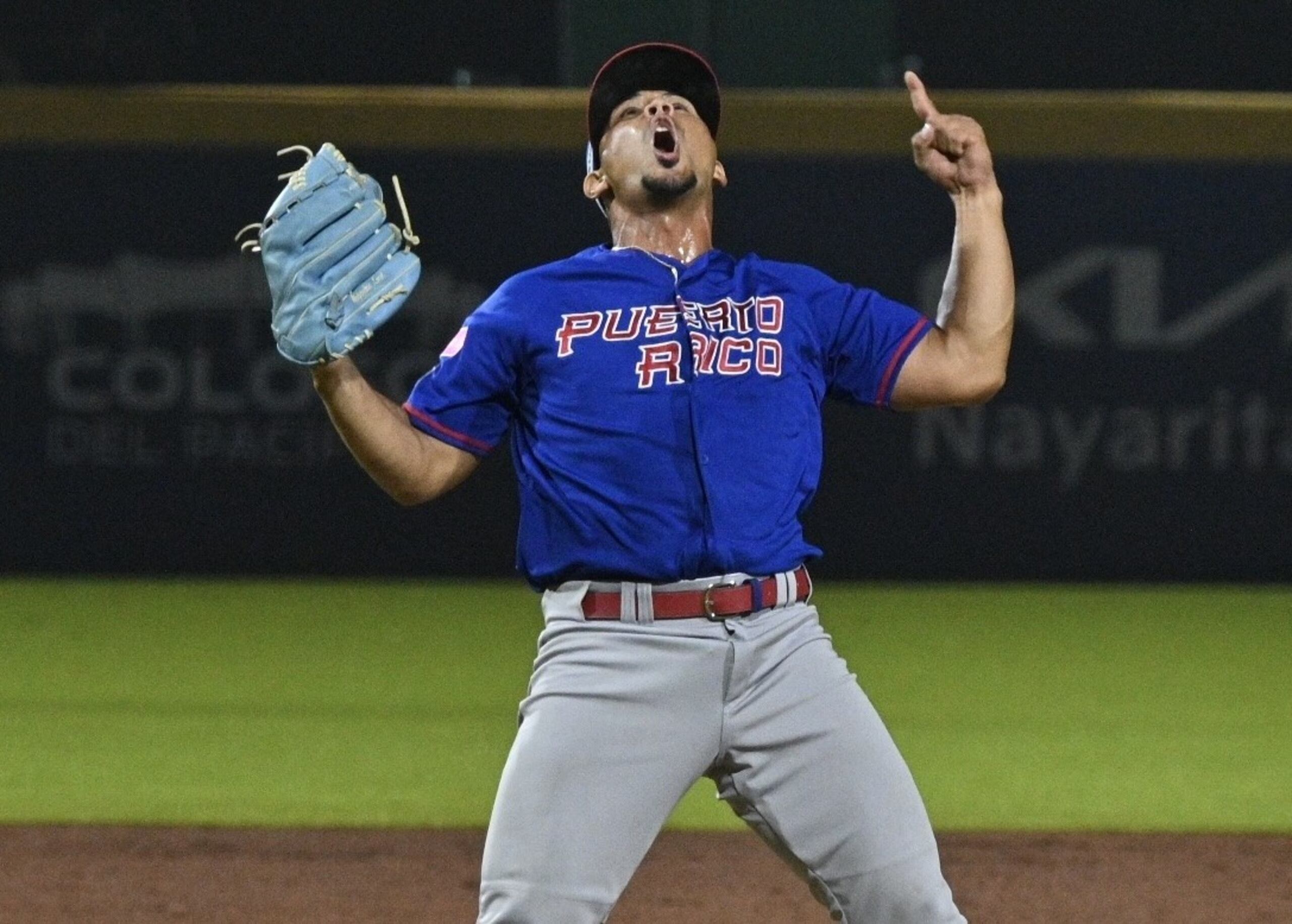 Luis Leroy Cruz celebra tras propinar el último out del partido ante Estados Unidos.