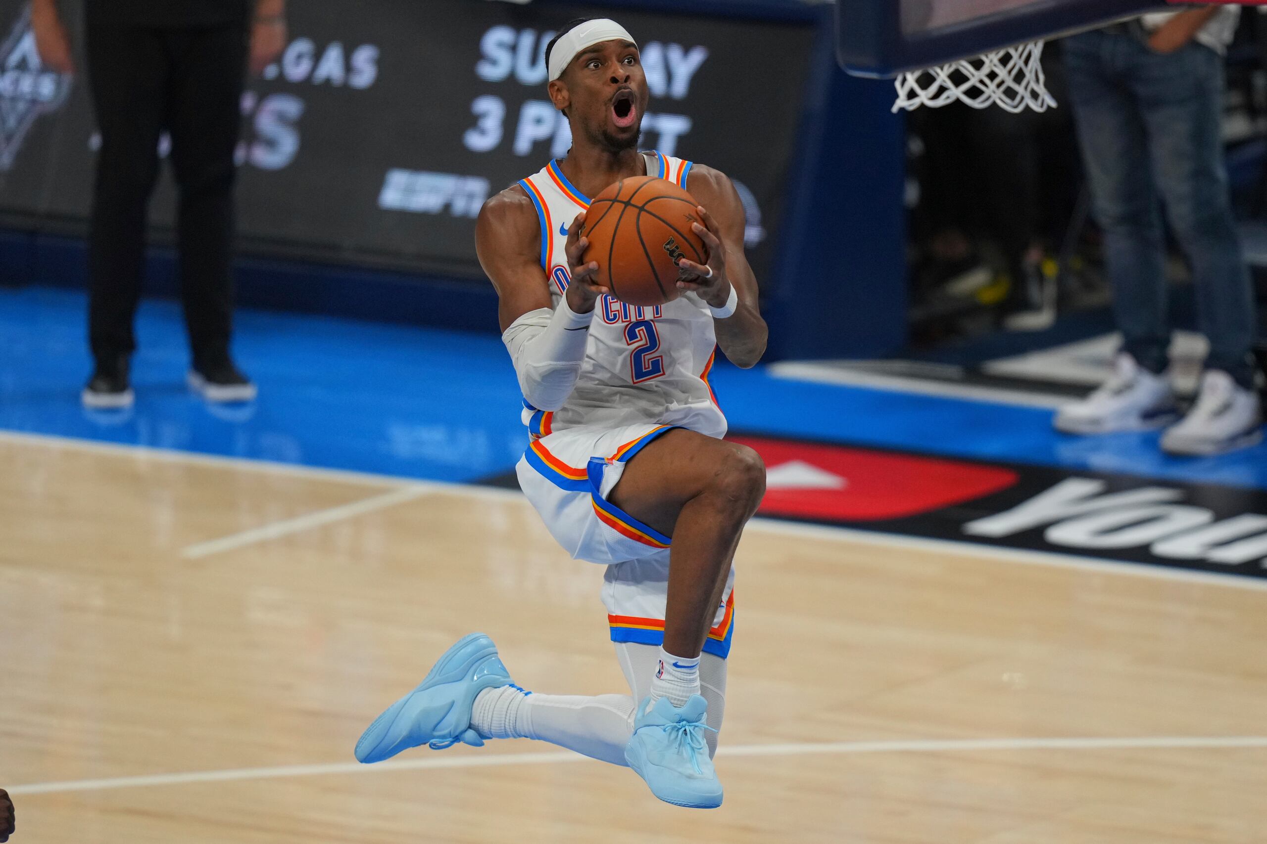 Shai Gilgeous-Alexander (2), del Thunder de Oklahoma City, anota frente a los Pacers de Indiana durante la segunda mitad del quinto juego de las Finales de la NBA, el lunes 16 de junio de 2025, en Oklahoma City. (AP Foto/Nate Billings)