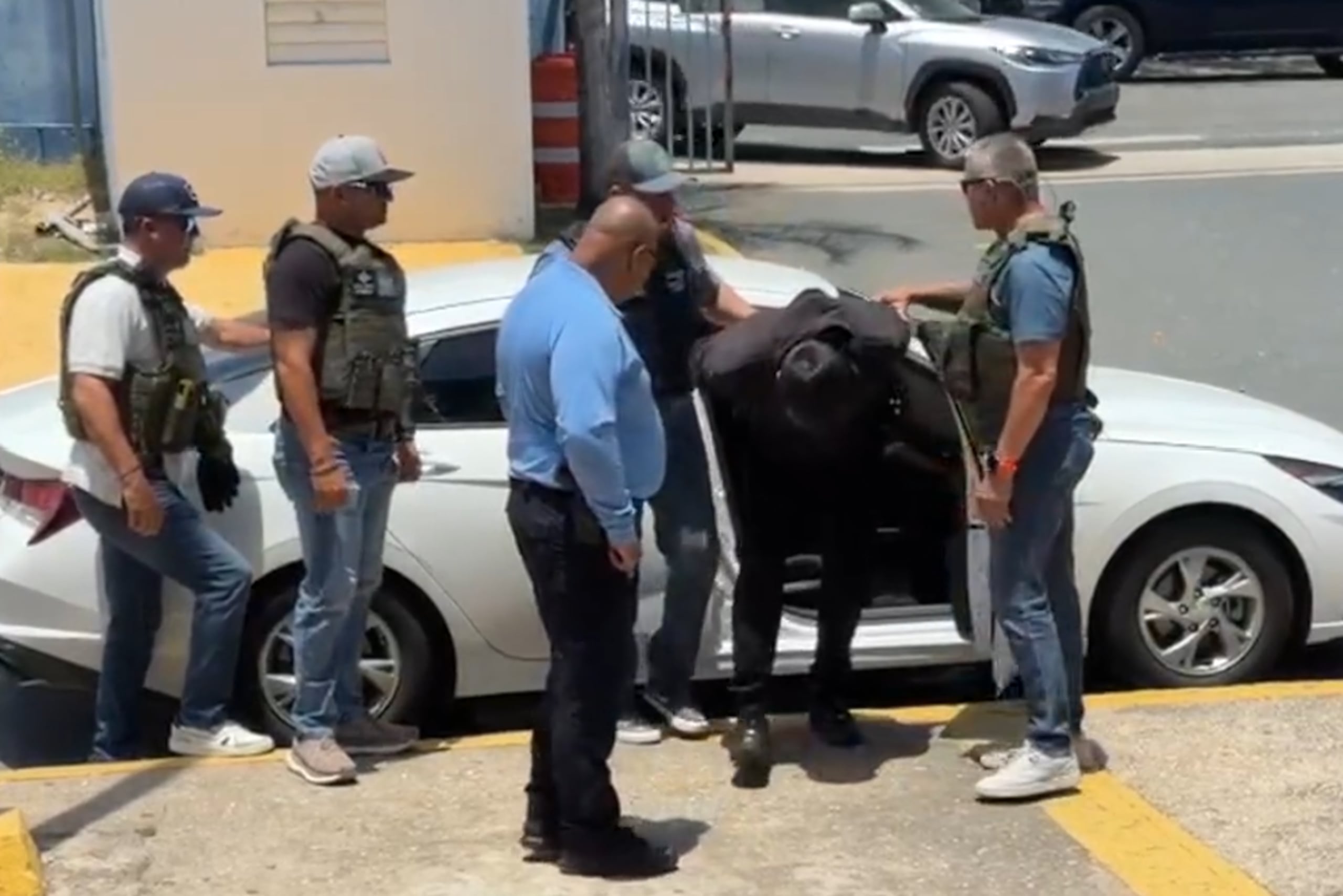 Manuel Alejandro Soto en su llegada a la comandancia de Arecibo el jueves, 7 de mayo.