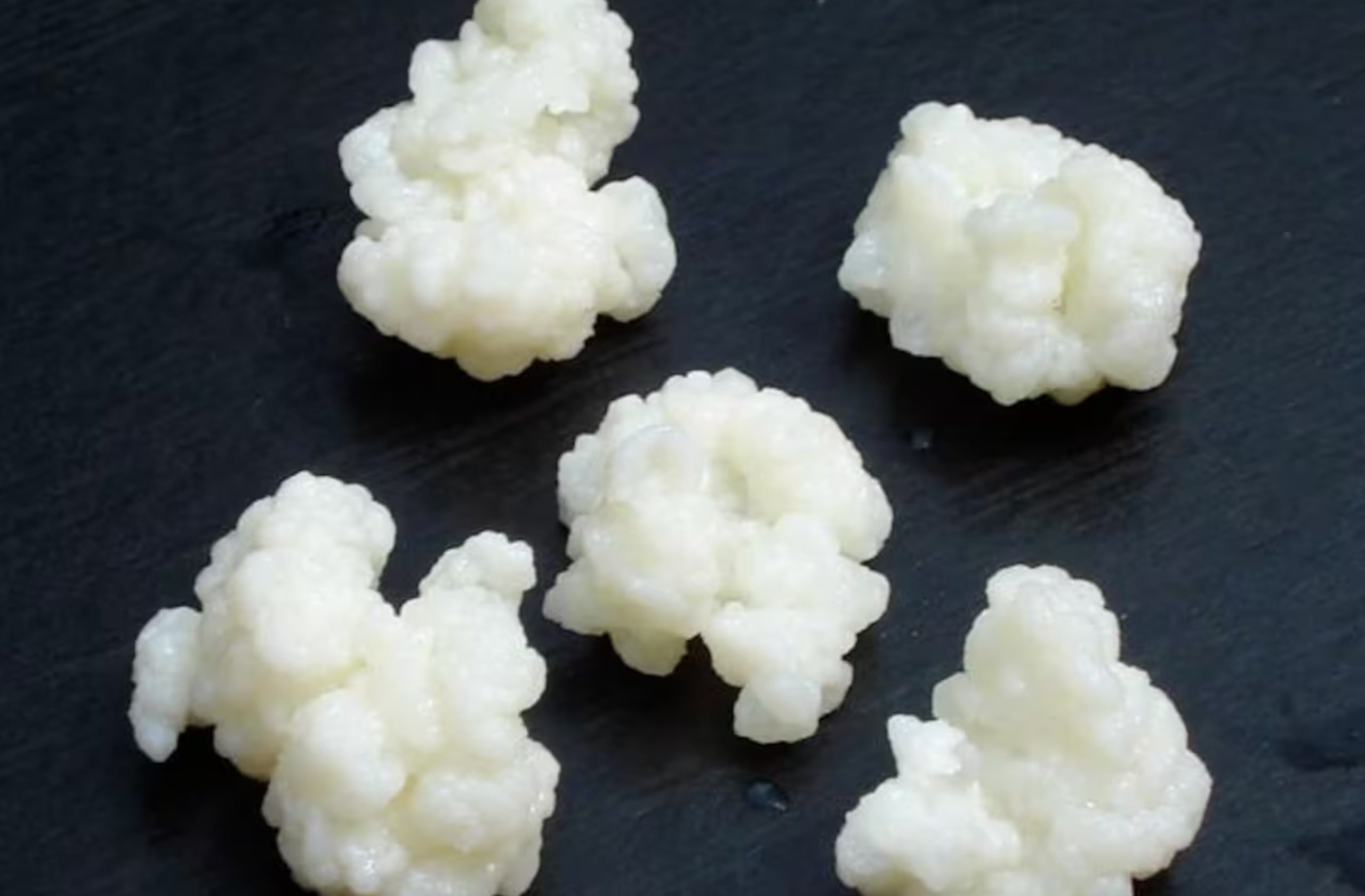 El consumo habitual de kéfir se asocia con mejoras en diversos indicadores: mayor tolerancia a la lactosa, actividad antibacteriana, disminución del colesterol, regulación de la glucemia, efecto antihipertensivo y antiinflamatorio, acción antioxidante y antialérgica, posible actividad anticancerígena, y propiedades cicatrizantes.