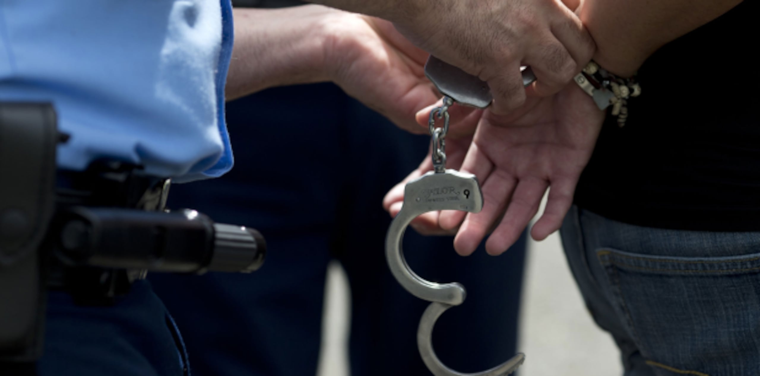 El agente Melvin Santiago, de la Unidad Motorizada del área de Aguadilla, citó al detenido para el martes, 2 de diciembre, cuando se espera que se le sometan cargos por apropiación ilegal. (Archivo)