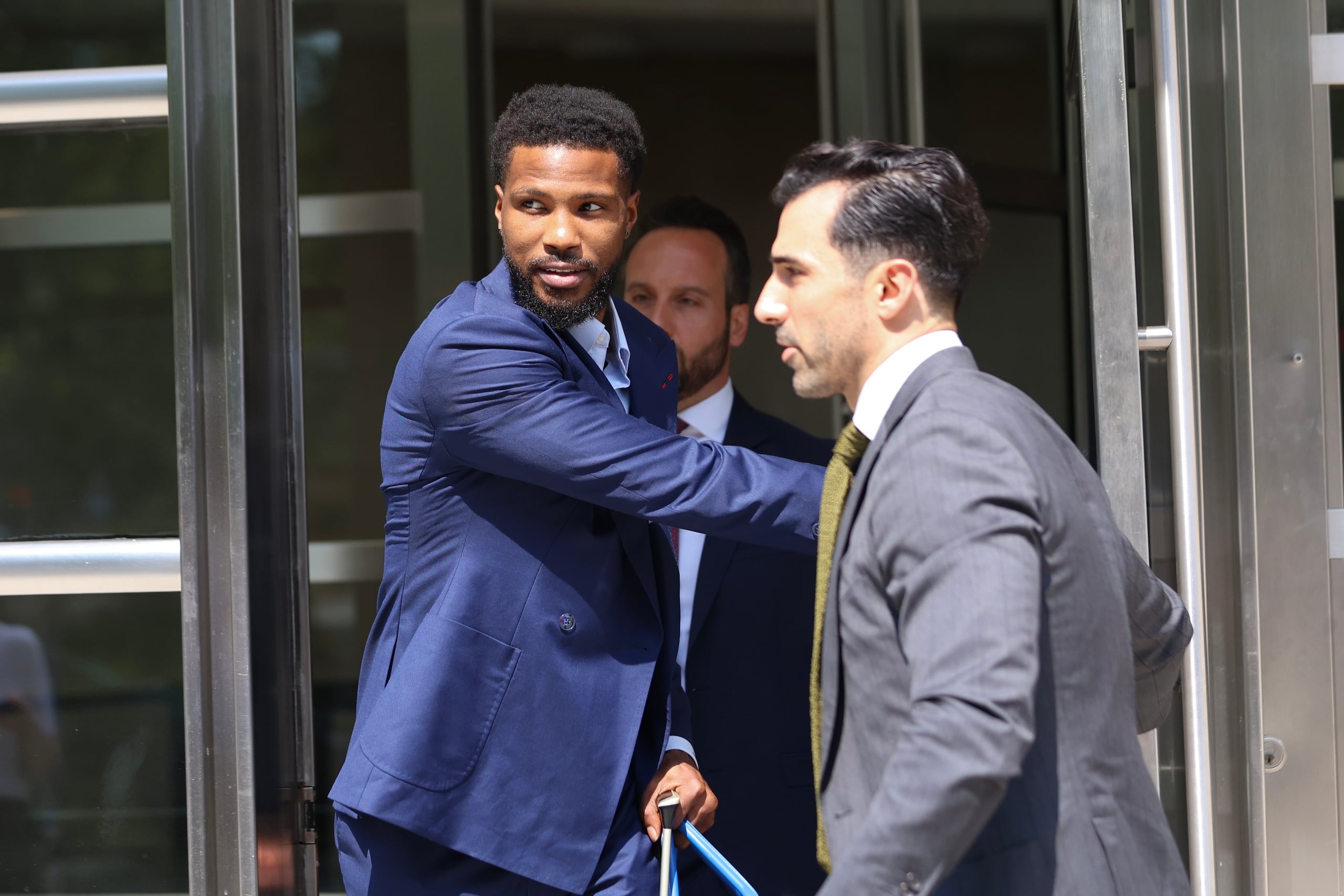 Malik Beasley, al centro, saliendo de la Corte de Distrito de los Estados Unidos para el Distrito Este de Nueva York.