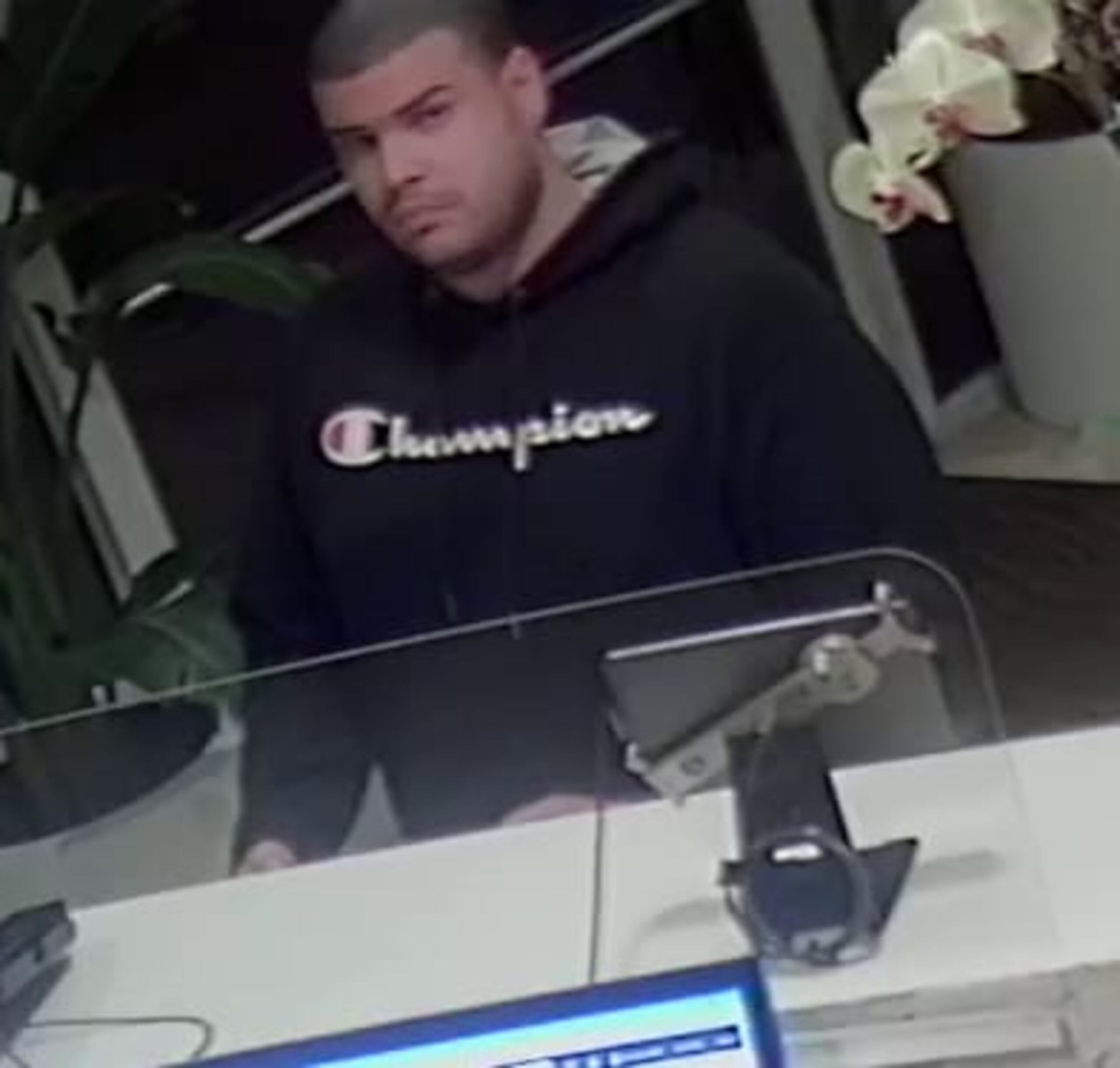 Las autoridades buscan al sospechoso de cometer un "carjacking" durante la noche del 13 de junio en el estacionamiento de un supermercado, en Hato Rey.