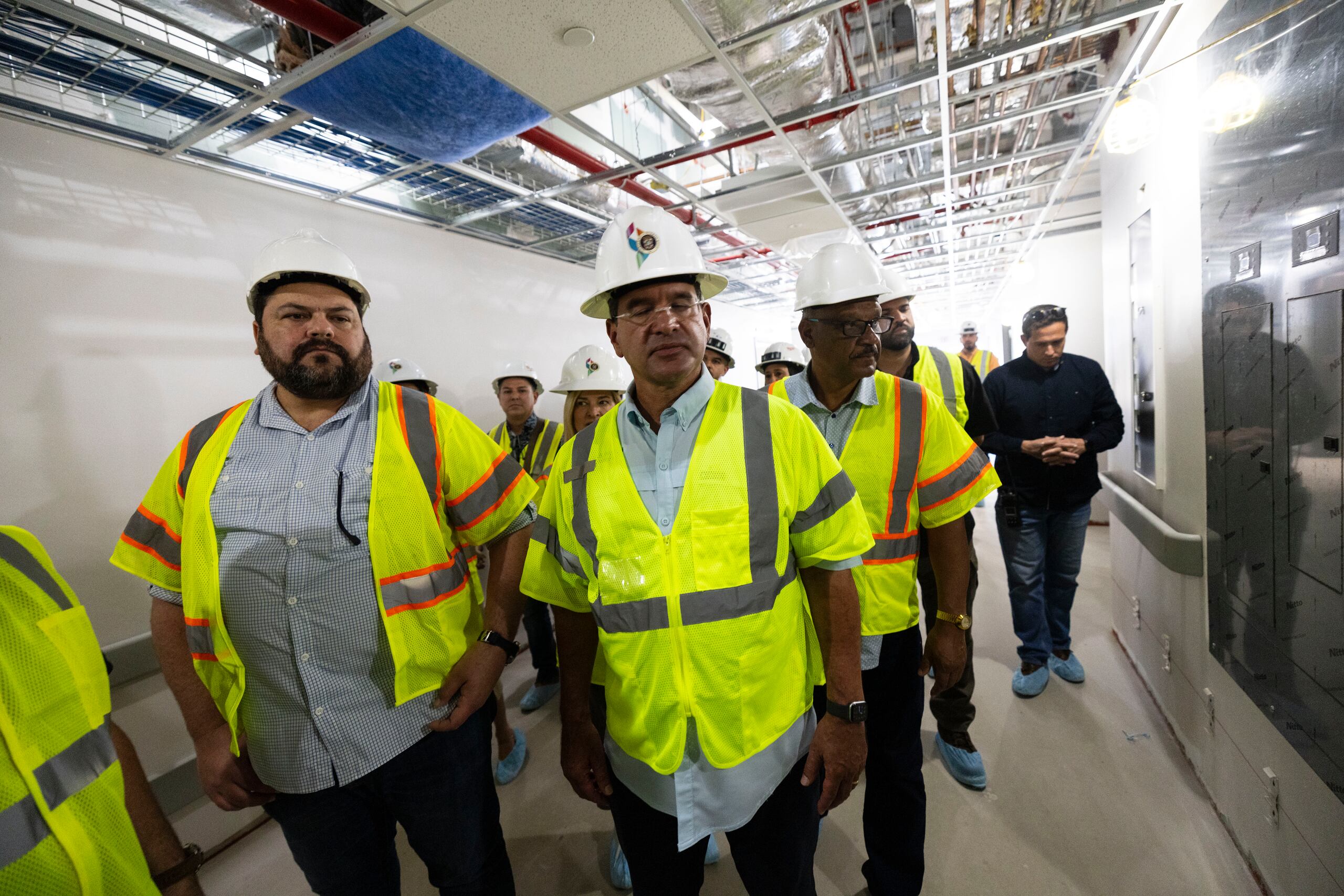 Pierluisi indicó que a la primera fase lo que le falta para ser inaugurada es instalar los equipos, que ya llegaron a Puerto Rico, así como pasar por el proceso de lograr los permisos de operación.