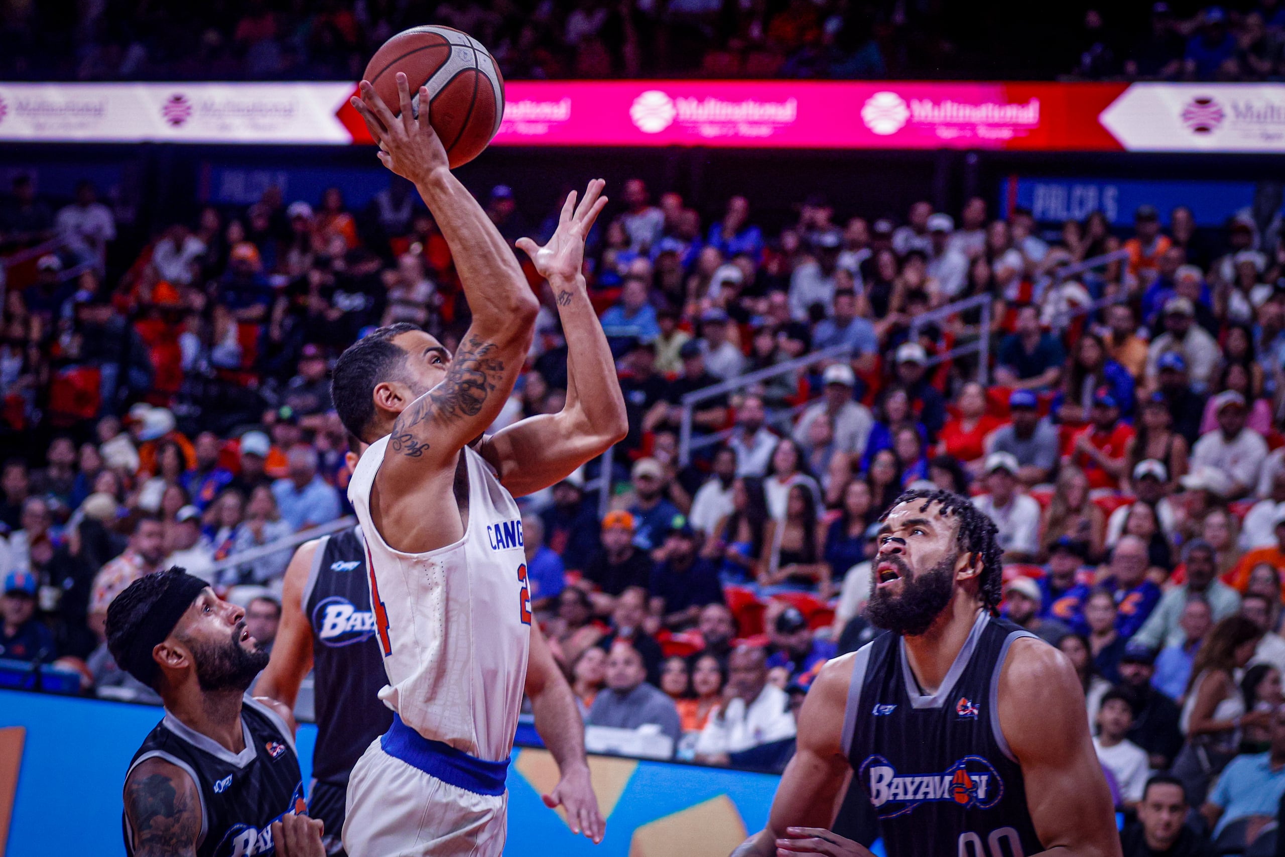 Ángel Rodríguez lanza al canasto en sexto juego de la serie final de la Conferencia A del BSN entre Cangrejeros vs Vaqueros en el Coliseo Roberto Clemente