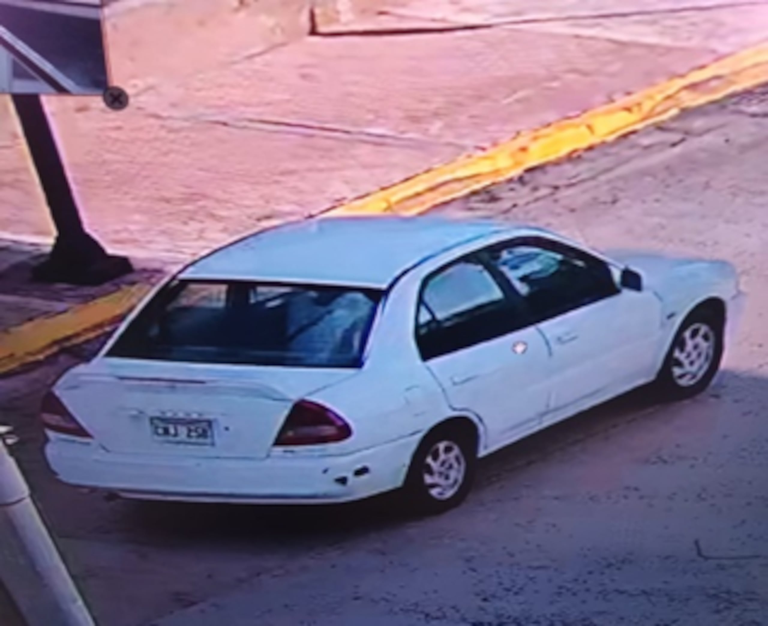 El CIC de Bayamón intenta localizar este vehículo en el que escapó un hombre sospechoso de escalamiento en un negocio de tatuajes en novienbre de 2023.