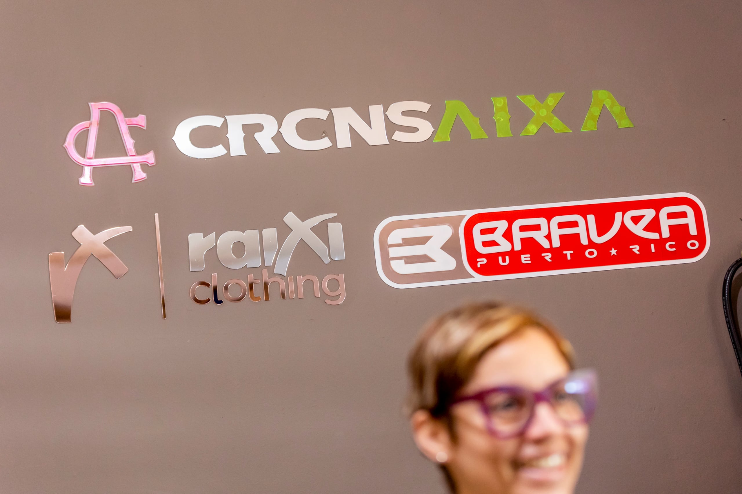 La firma confecciona ropa que va desde vestidos de noche a uniformes deportivos.