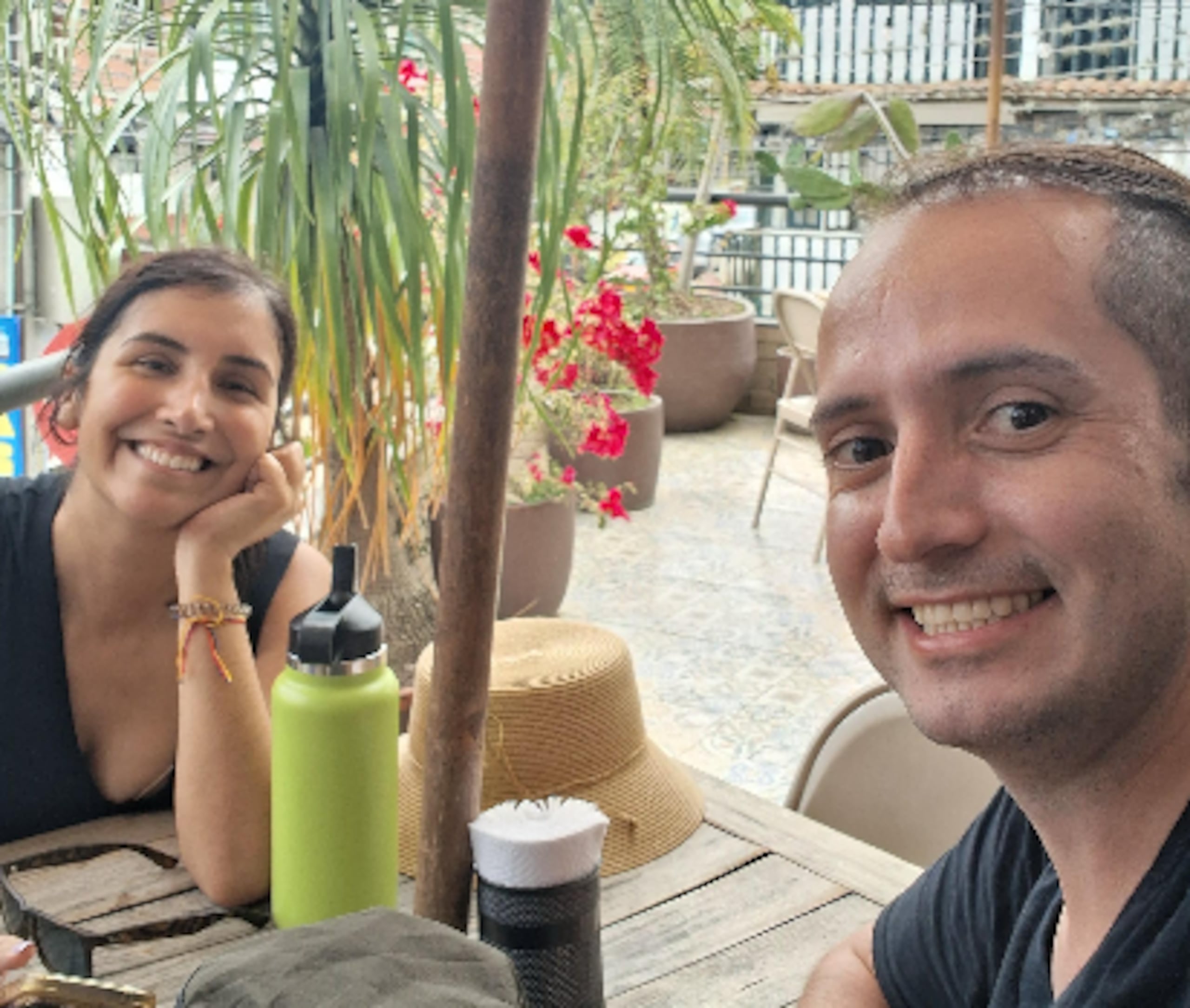 La vida rutinaria, sumada a la pérdida de algunos seres queridos, los llevó a tomar la decisión de abandonar Estados Unidos y mudarse a Bogotá en mayo de 2025.
