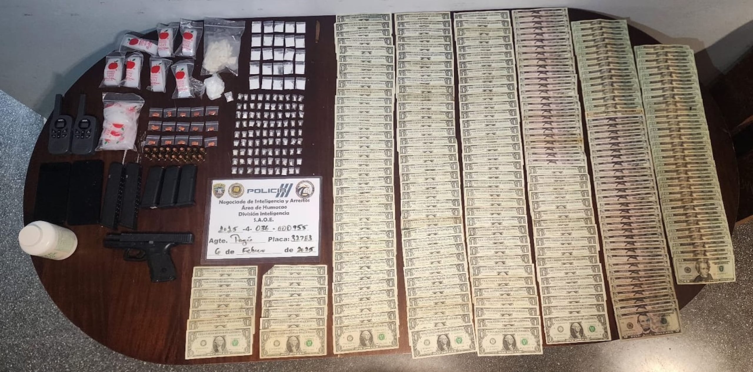 Arma ilegal, cargadores, balas, dinero y drogas ocupadas en un allanamiento en la calle Tulipán de la comunidad Junquito del barrio Pasto Viejo, en Humacao.