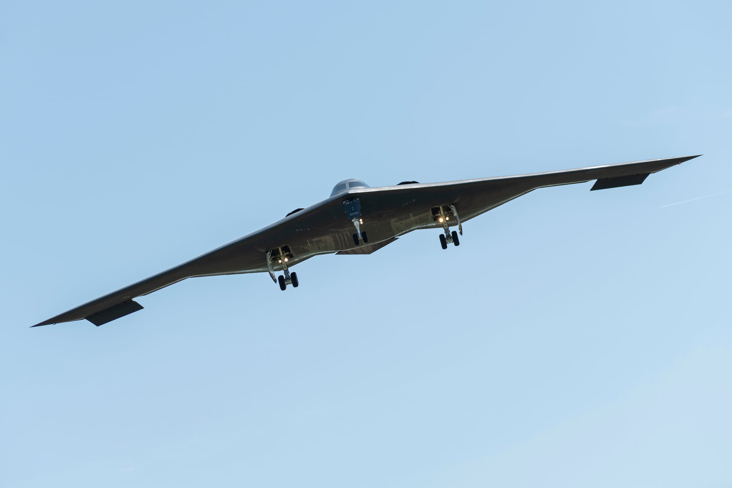 Hasta ahora solo el bombardero Spirit B-2 de la Fuerza Aérea de los Estados Unidos es capaz de transportar y lanzar las bombas GBU-57 A/B de 18 toneladas.