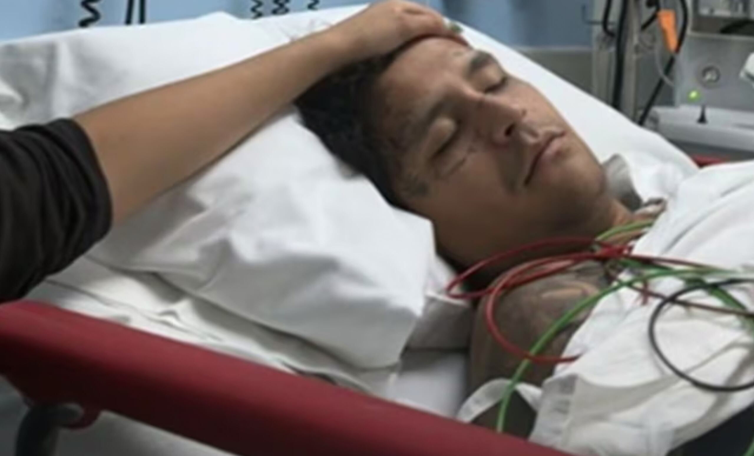 Christian Nodal recibe atención médica por una infección estomacal.
