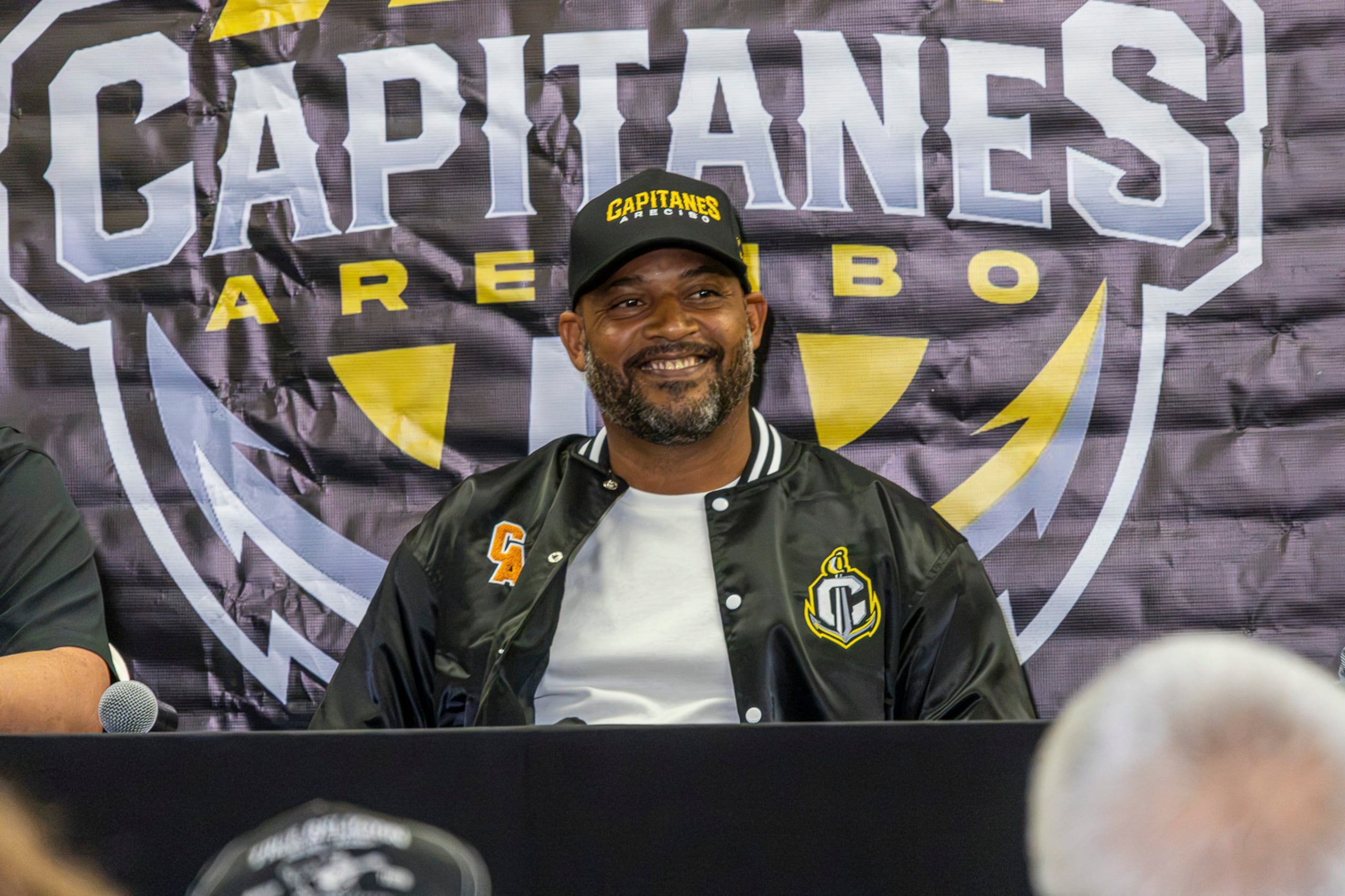El contrato de Larry Ayuso con los Capitanes es dos años, con una opción para otro año adicional.