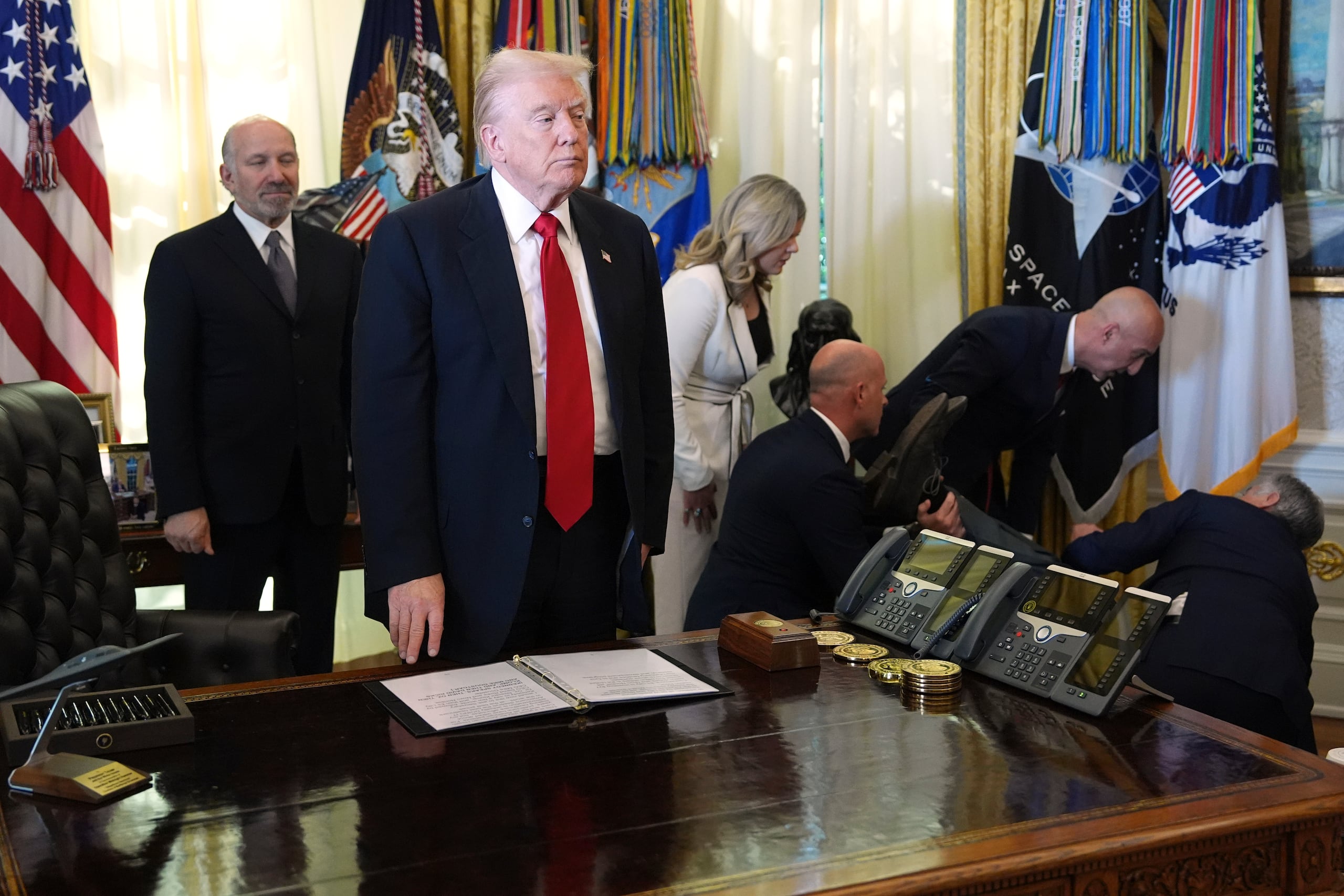 Trump se levantó de su asiento y varias personas corrieron a socorrer al afectado, mientras la Casa Blanca hizo retirar a la prensa del Despacho Oval.