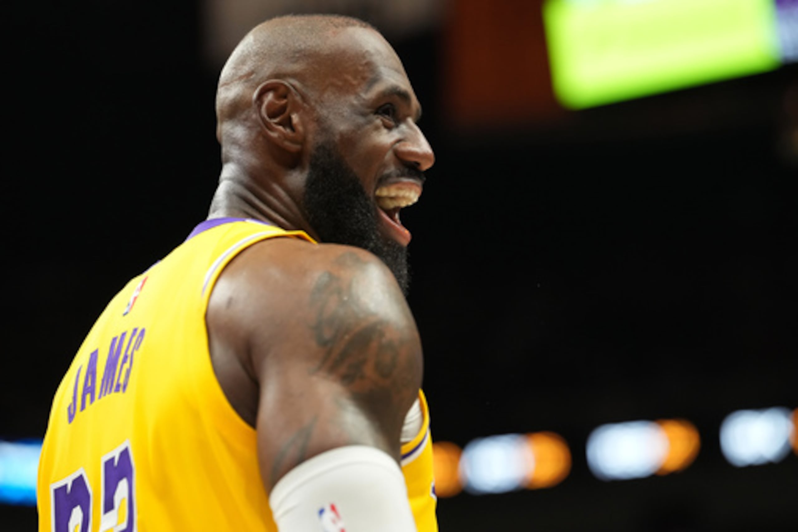El alero de los Lakers de Los Ángeles LeBron James sonríe durante la segunda mitad de un partido de baloncesto de la NBA contra los Heat de Miami, el jueves 19 de marzo de 2026, en Miami. (AP Photo/Lynne Sladky)