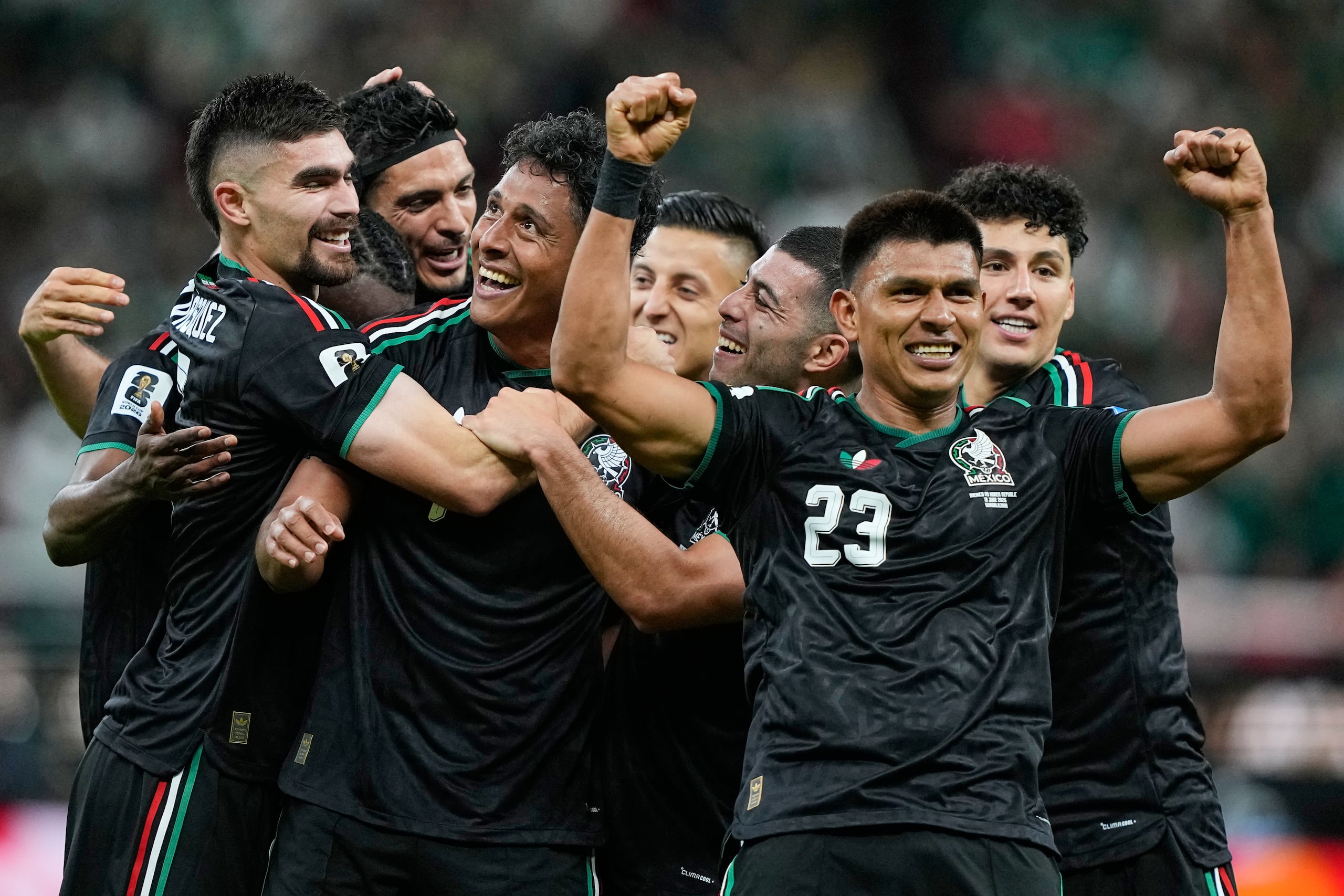 Los jugadores de México celebran el tercer gol de su equipo ante Corea del Sur en el Mundial.