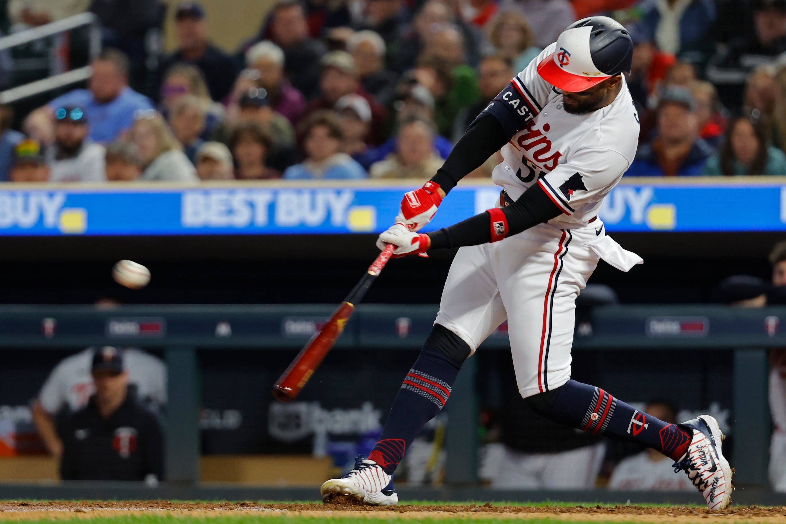 El puertorriqueño Willi Castro, de los Twins de Minnesota, conecta un cuadrangular de dos carreras en un juego contras los Rays de Tampa Bay.