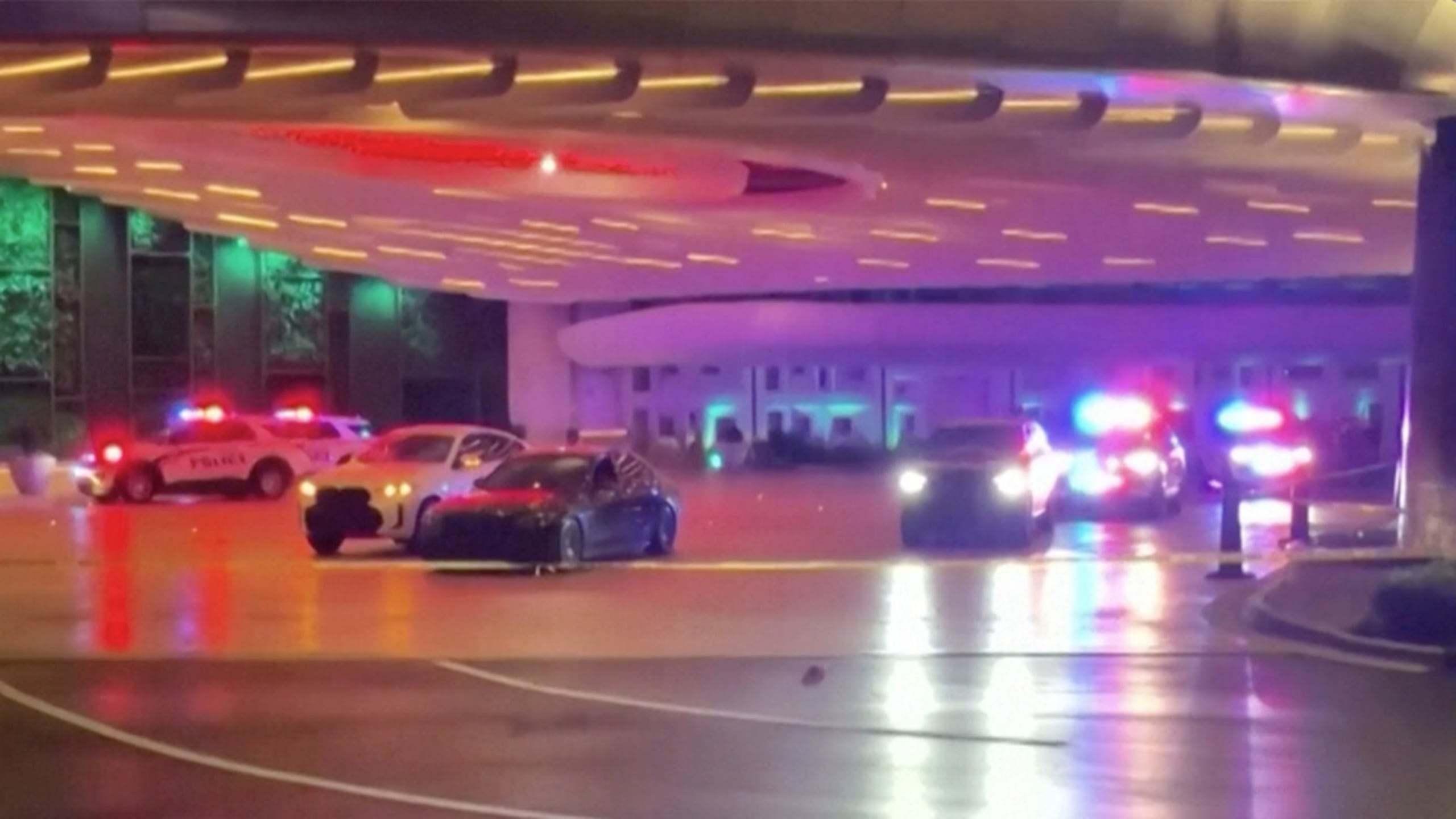 La policía y los servicios de emergencia acudieron al lugar de un tiroteo en la zona de aparcacoches del hotel Seminole Hard Rock en Hollywood, Florida, el lunes 6 de abril de 2026.