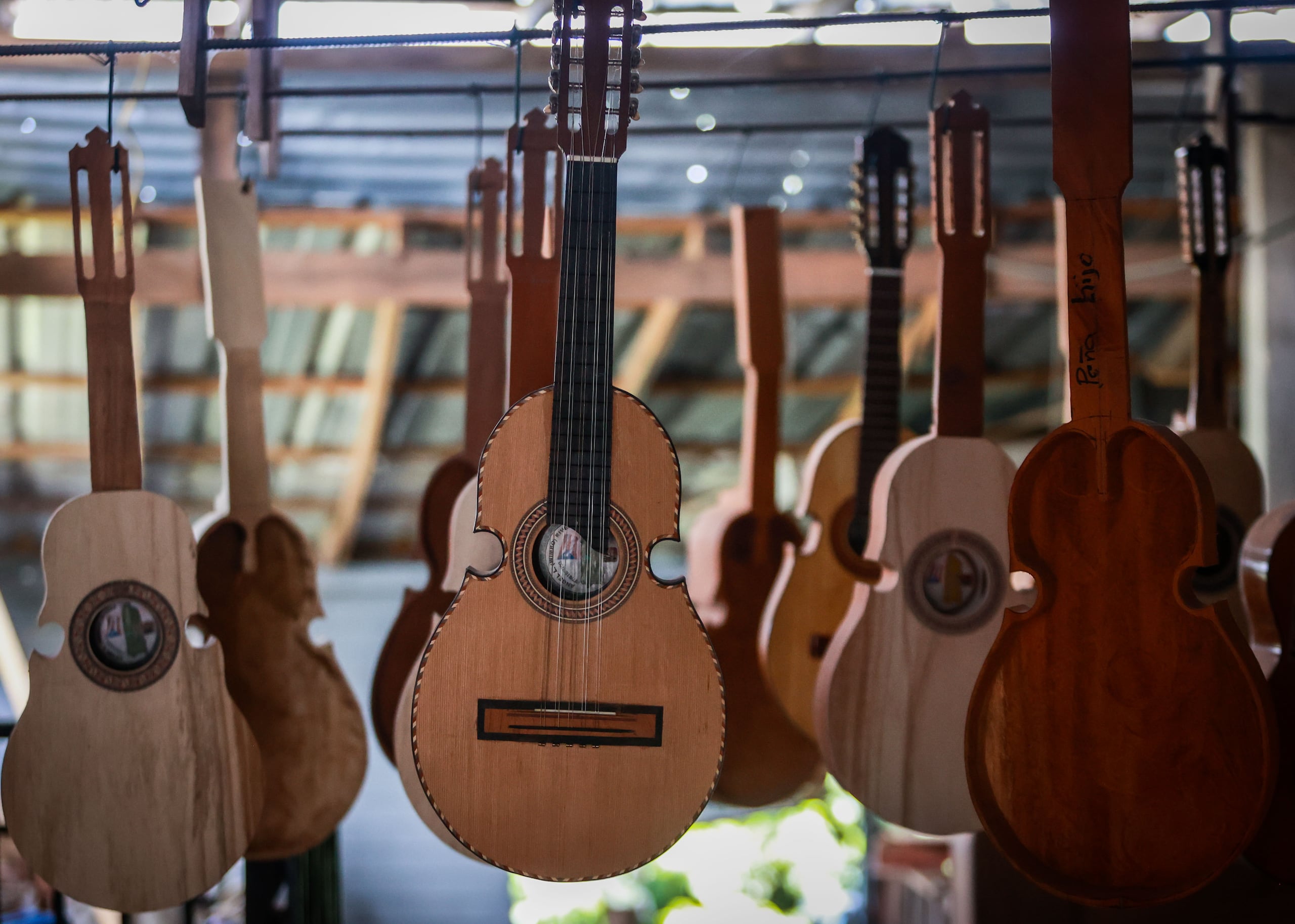 Además de cuatros, "Wimbo" también trabaja guitarras, requintos, bordonúas, treses y tiples.