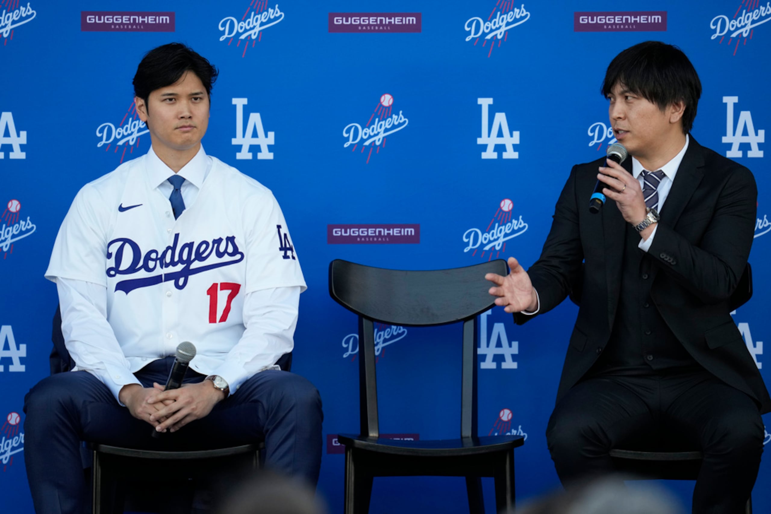 Shohei Ohtani (izquierda) y su exintérprete Ippei Mizuhara responden preguntas durante la conferencia de prensa en la que fue presentado como nuevo jugador de los Dodgers.