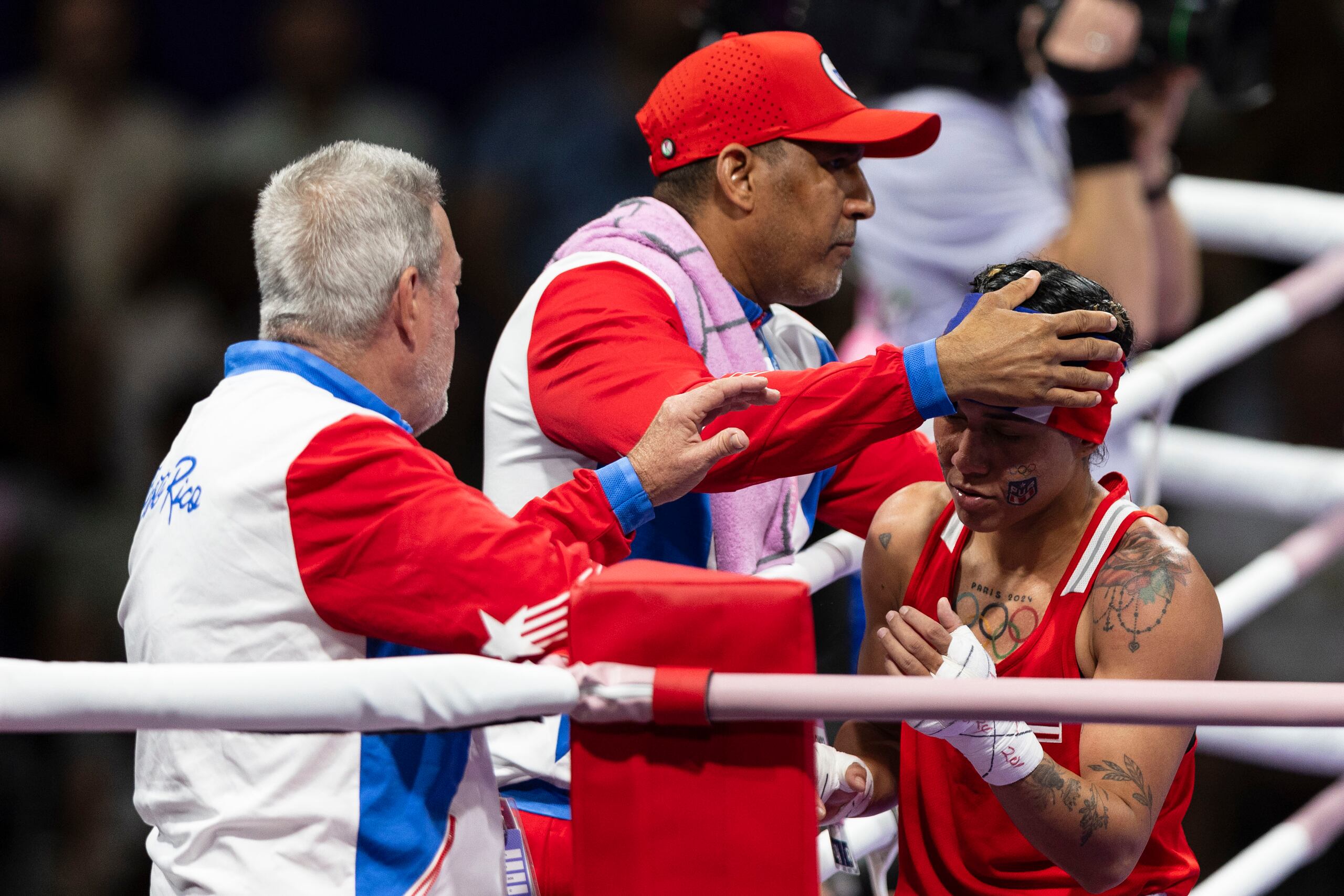 El boxeo a nivel mundial está avisado de que no estará en el programa de Los Ángeles 2028 si mantiene sociedad con la IBA. En la foto la boricua Ashleyann Lozada y su grupo de entrenadores en París 2024.