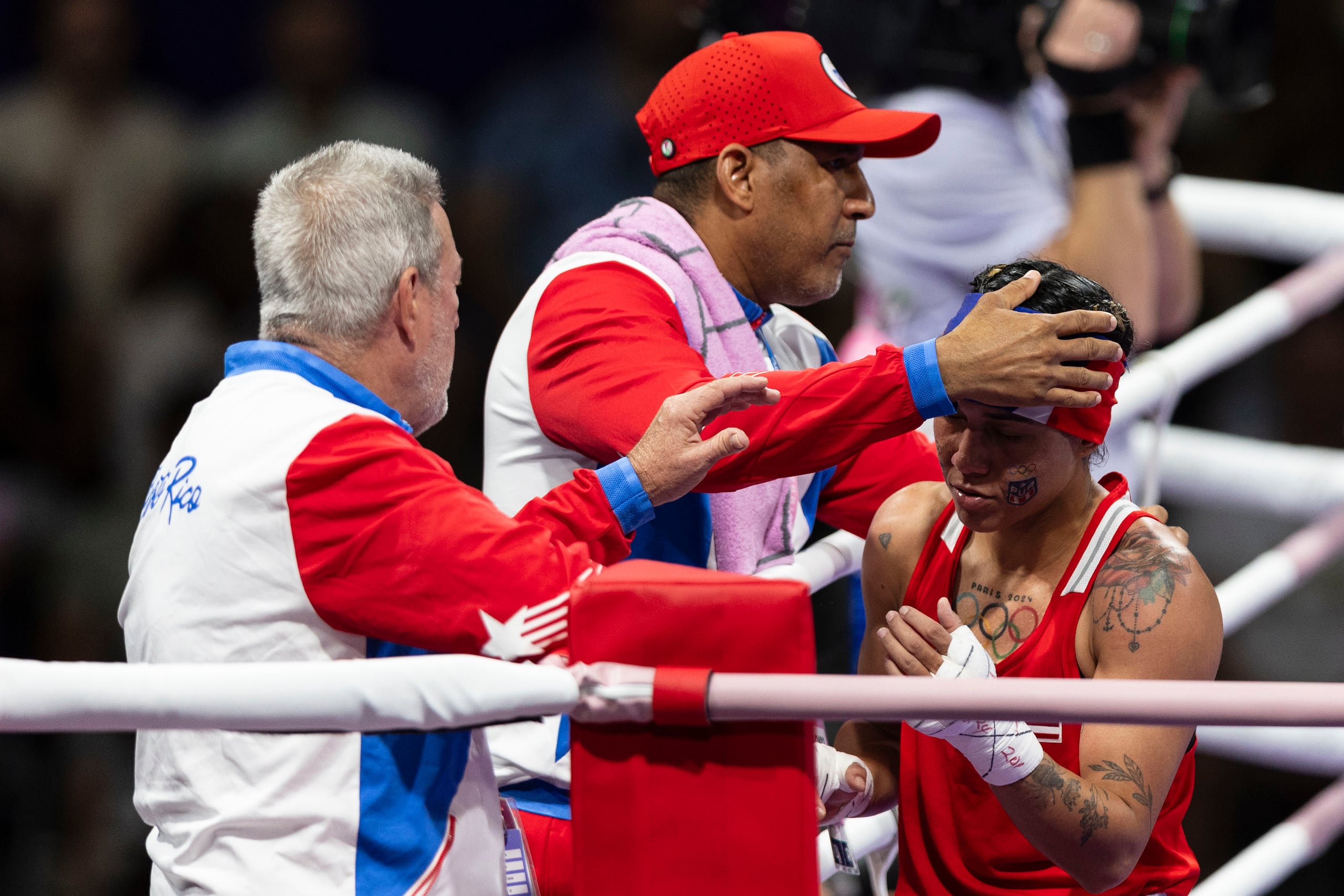 Ashleyann Lozada aparece aquí cuando regresó a su esquina al final del combate.