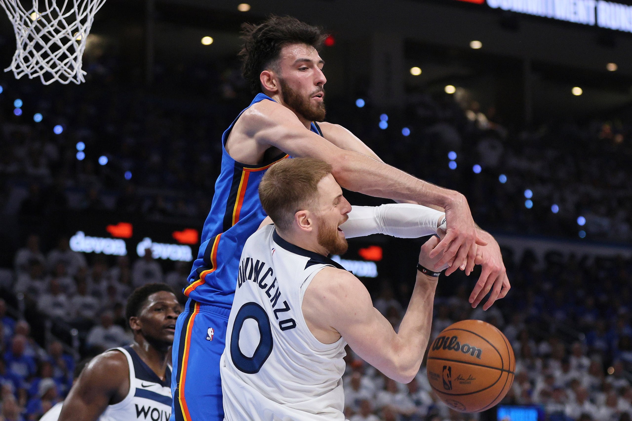 El alero del Thunder de Oklahoma City Chet Holmgren le quita el balón al base de los Timberwolves de Minnesota Donte DiVincenzo en el juego 5 de las finales de la Conferencia Oeste el miércoles 28 de mayo del 2025. (AP Foto/Nate Billings)