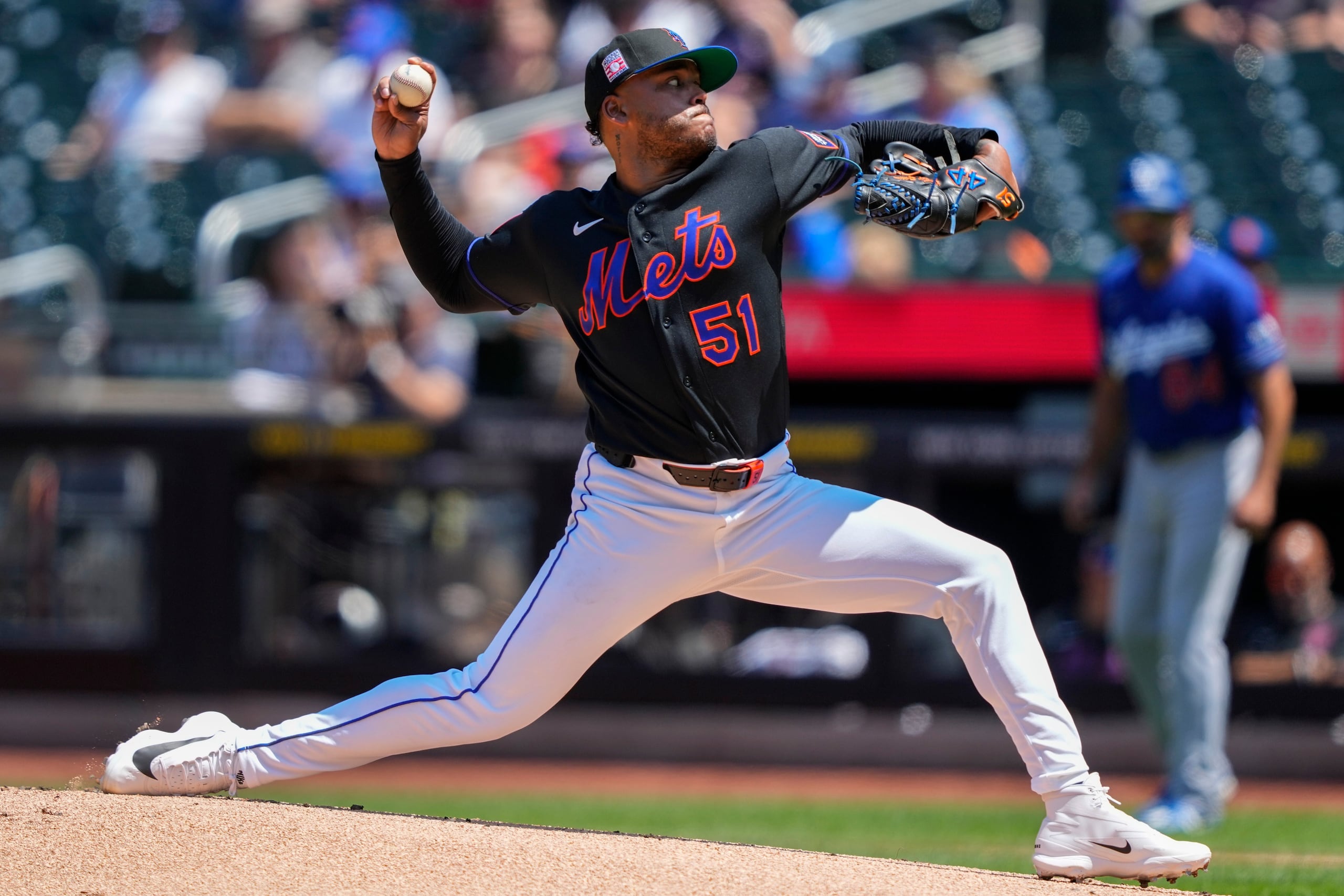 El lanzador de los Mets de Nueva York, Freddy Peralta (51), realiza un lanzamiento durante la primera entrada de un partido de béisbol contra los Dodgers de Los Ángeles, el domingo 26 de julio de 2026, en Nueva York. (Foto AP/Yuki Iwamura)