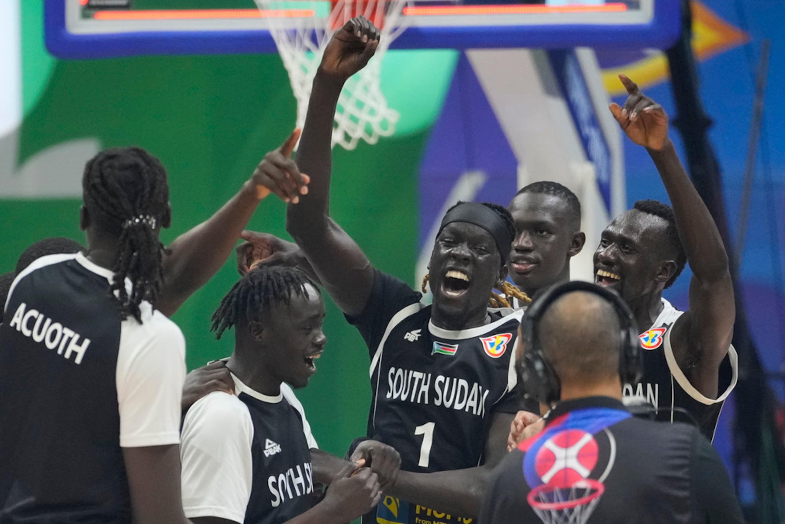 El equipo de Sudán del Sur celebra su victoria en contra de Angola, con la que se clasificaron a los Juegos Olímpicos de París.