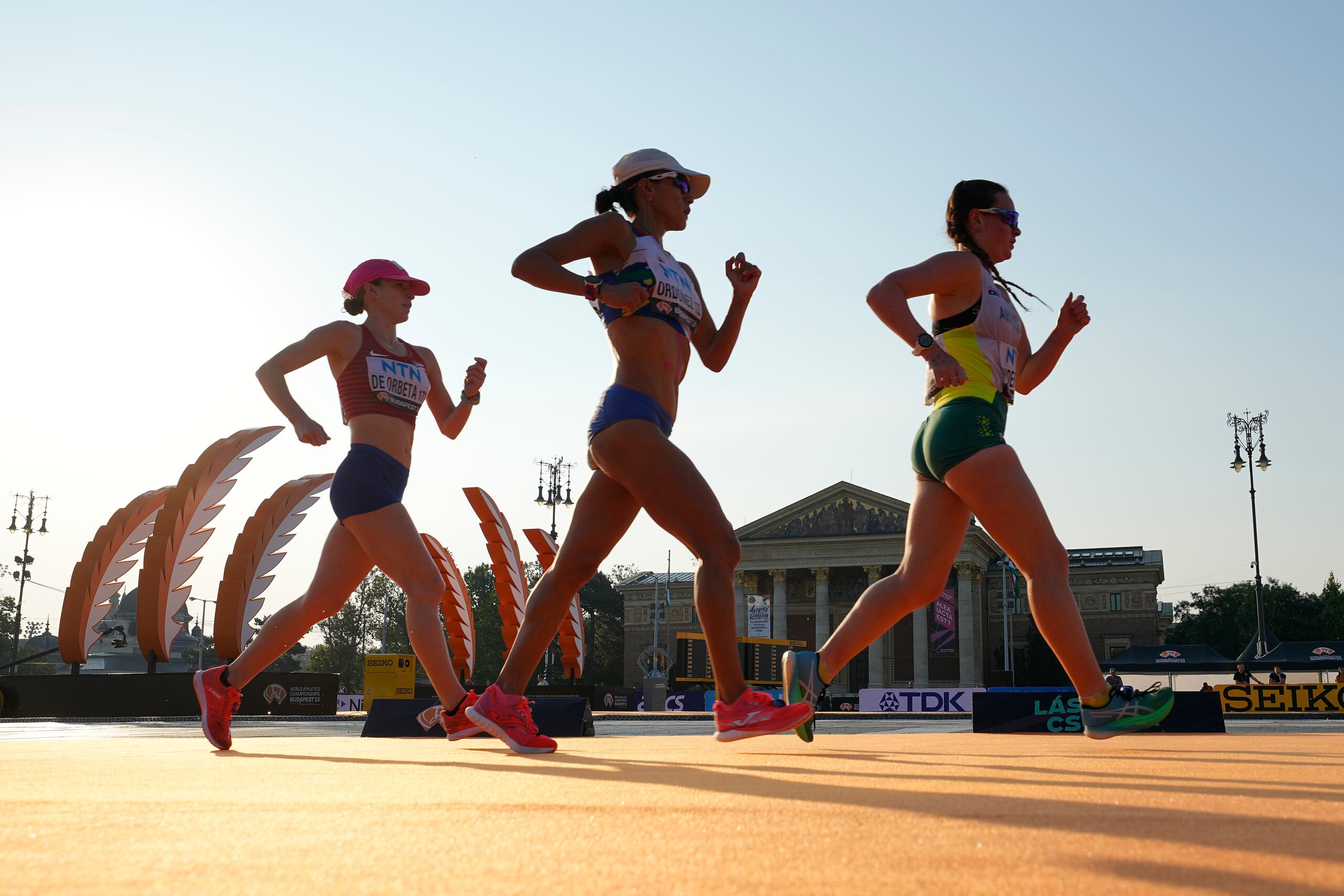 El calor está afectando las carreras de fondo en Budapest 2023. En la foto aparece, a mano izquierda, la boricua Rachelle de Orbeta, quien en pasados competió en la marcha.