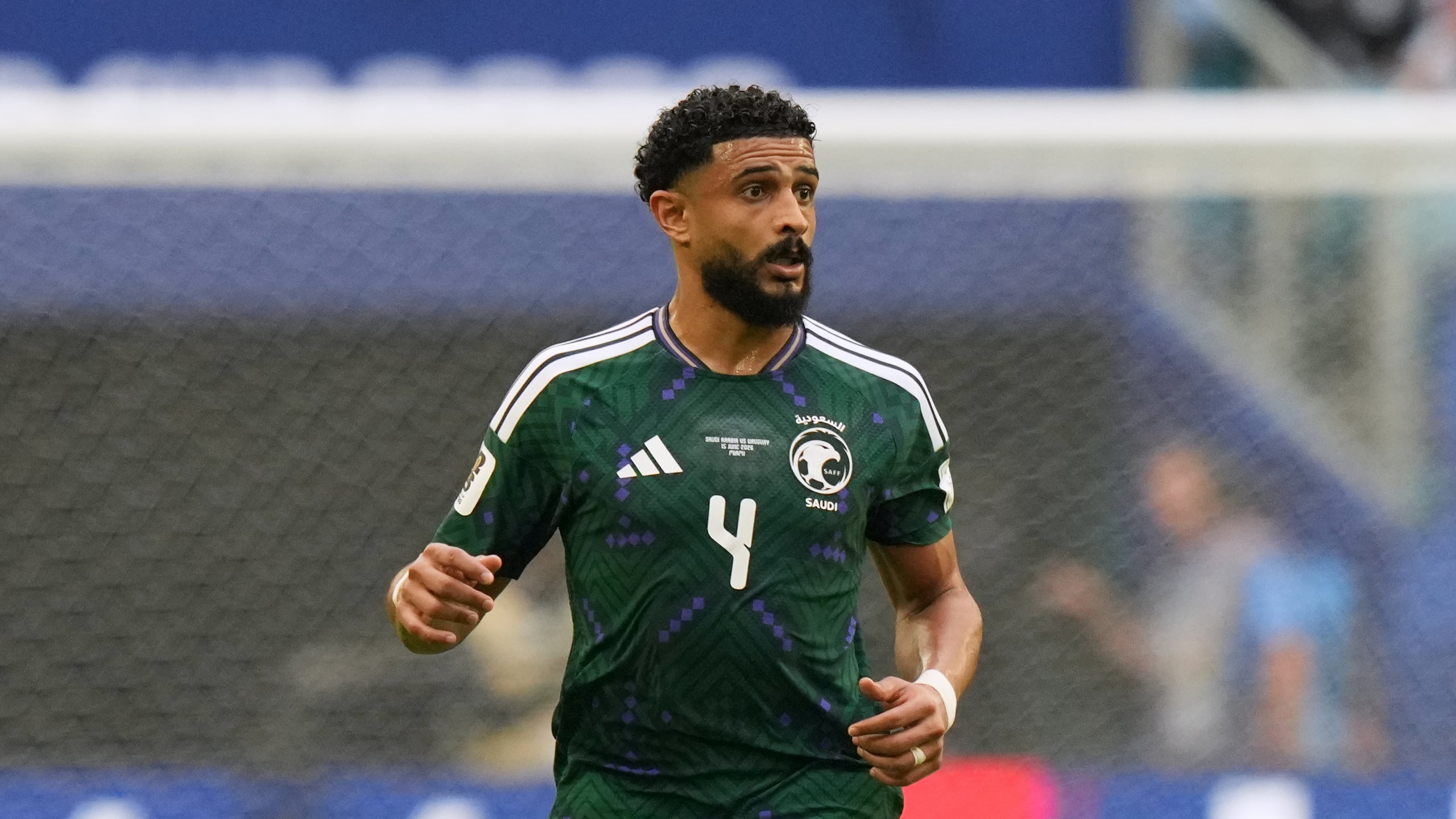 Abdulelah Alamri, de Arabia Saudita, en un partido ante Uruguay en el Mundial.