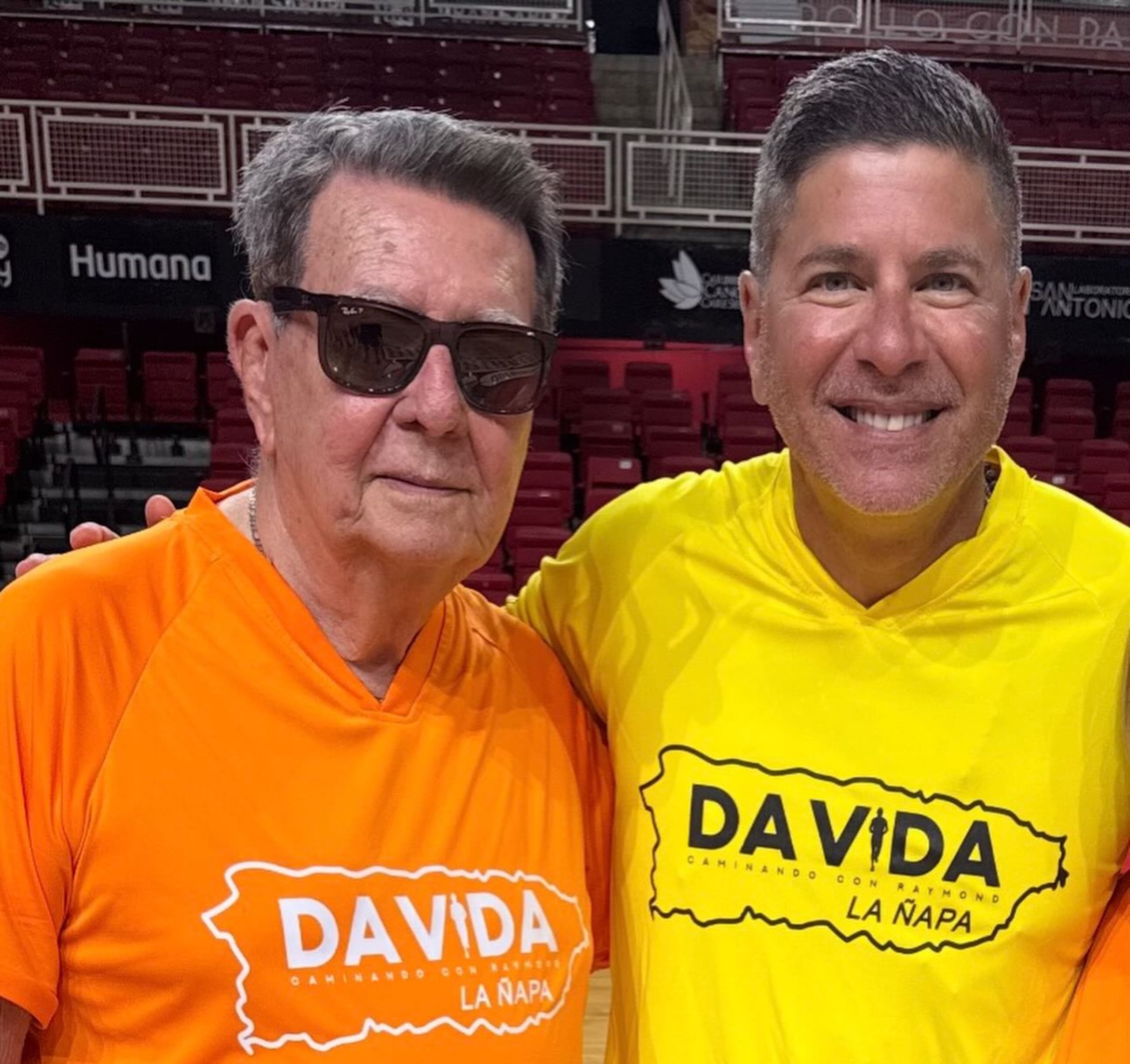 Raymond Arrieta, a la derecha, junto a su padre Ramón, en una de las ediciones de la caminata "Da vida".