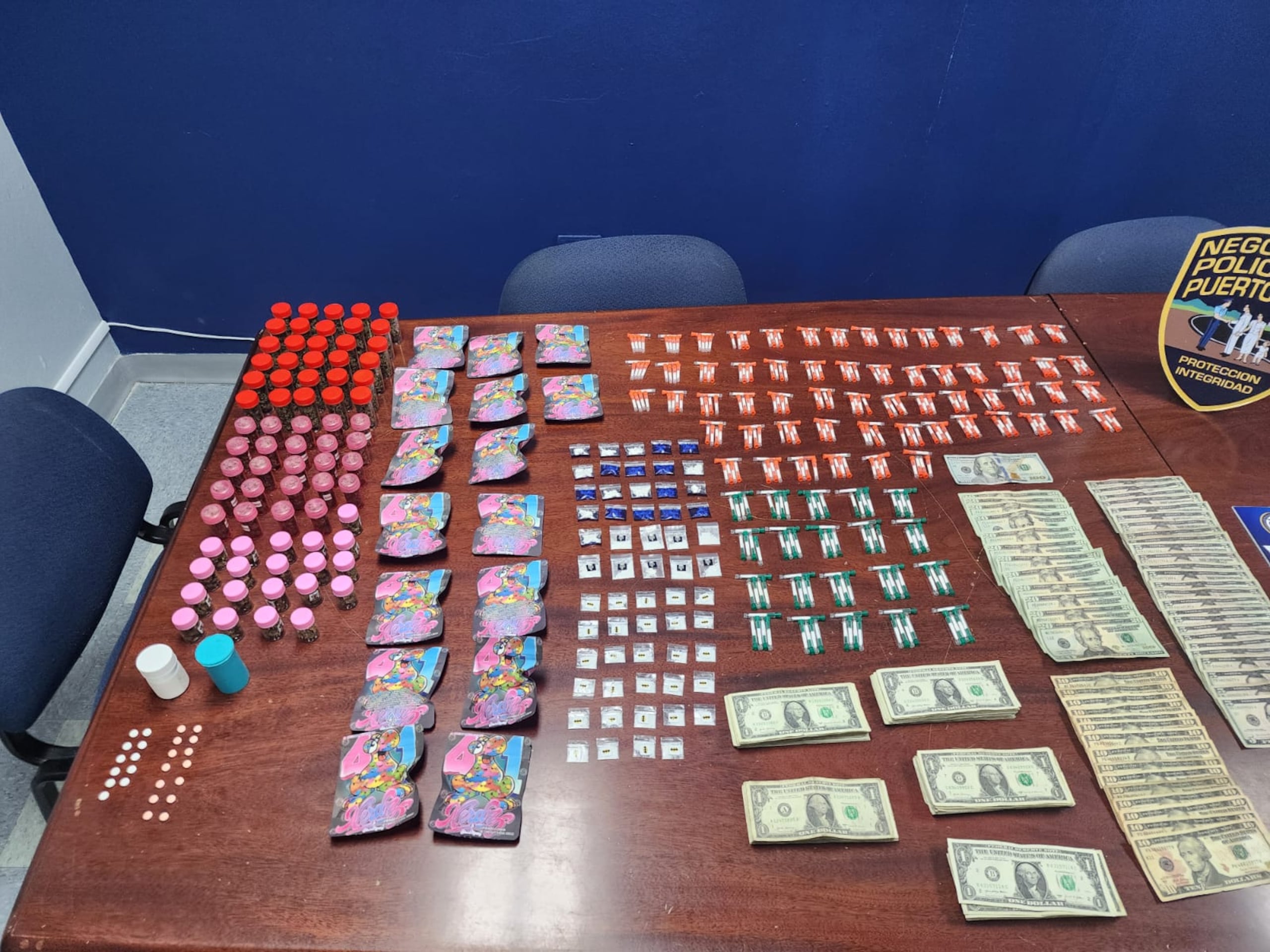 Resultado de varios allanamientos en el residencial Alegría Norte, en Bayamón, que fueron diligenciados por el Negociado de Inteligencia y Arrestos.