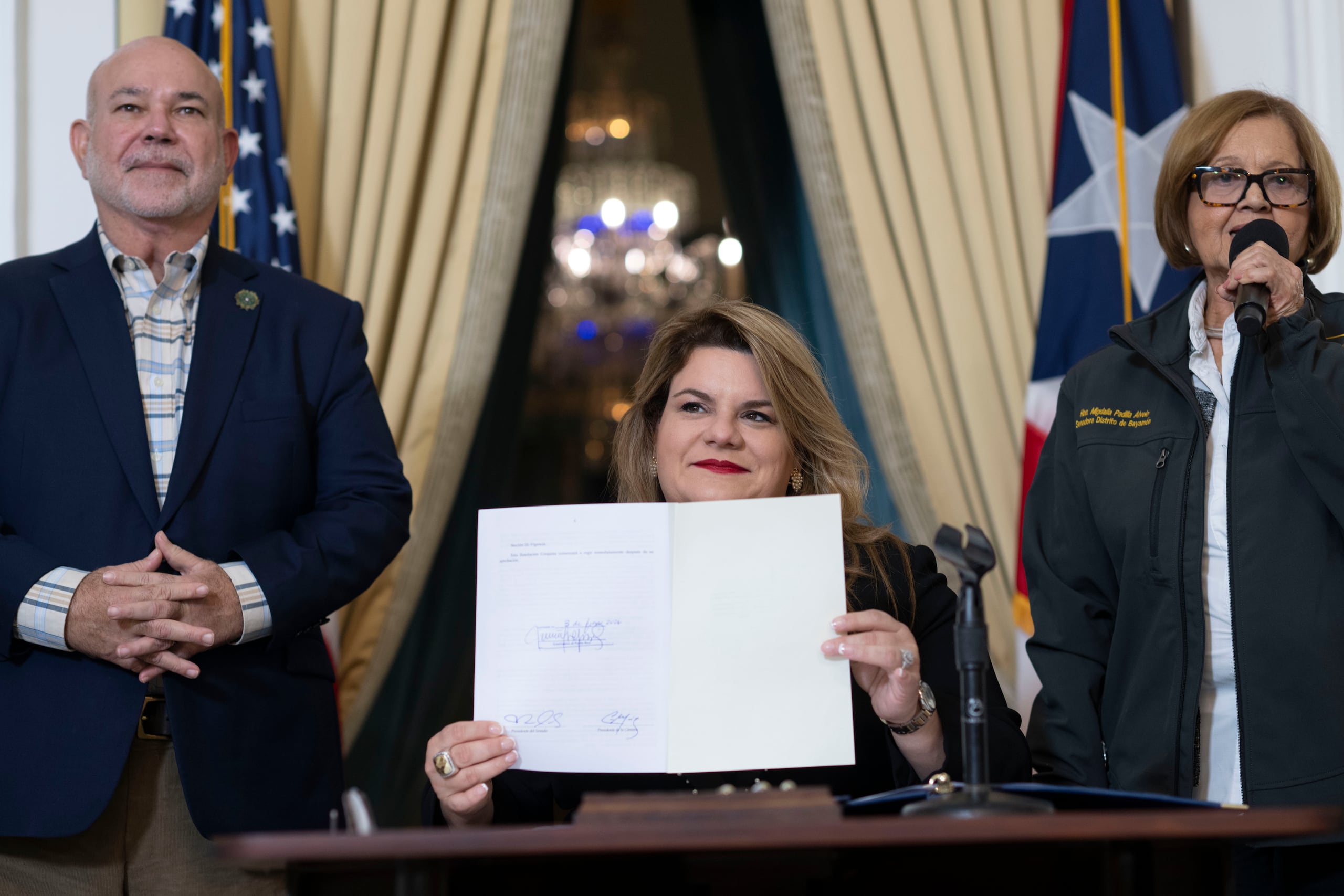 La gobernadora Jenniffer González Colón, acompañada por el presidente de la Cámara de Representantes, Carlos Johnny Méndez, la senadora Migdalia Padilla y el secretario de Hacienda Ángel Pantoja, firmó el pasado 3 de febrero la resolución legislativa que propone enviar, a modo de reembolso, cheques a contribuyentes individuales con ingresos netos de hasta $150,000 anuales.