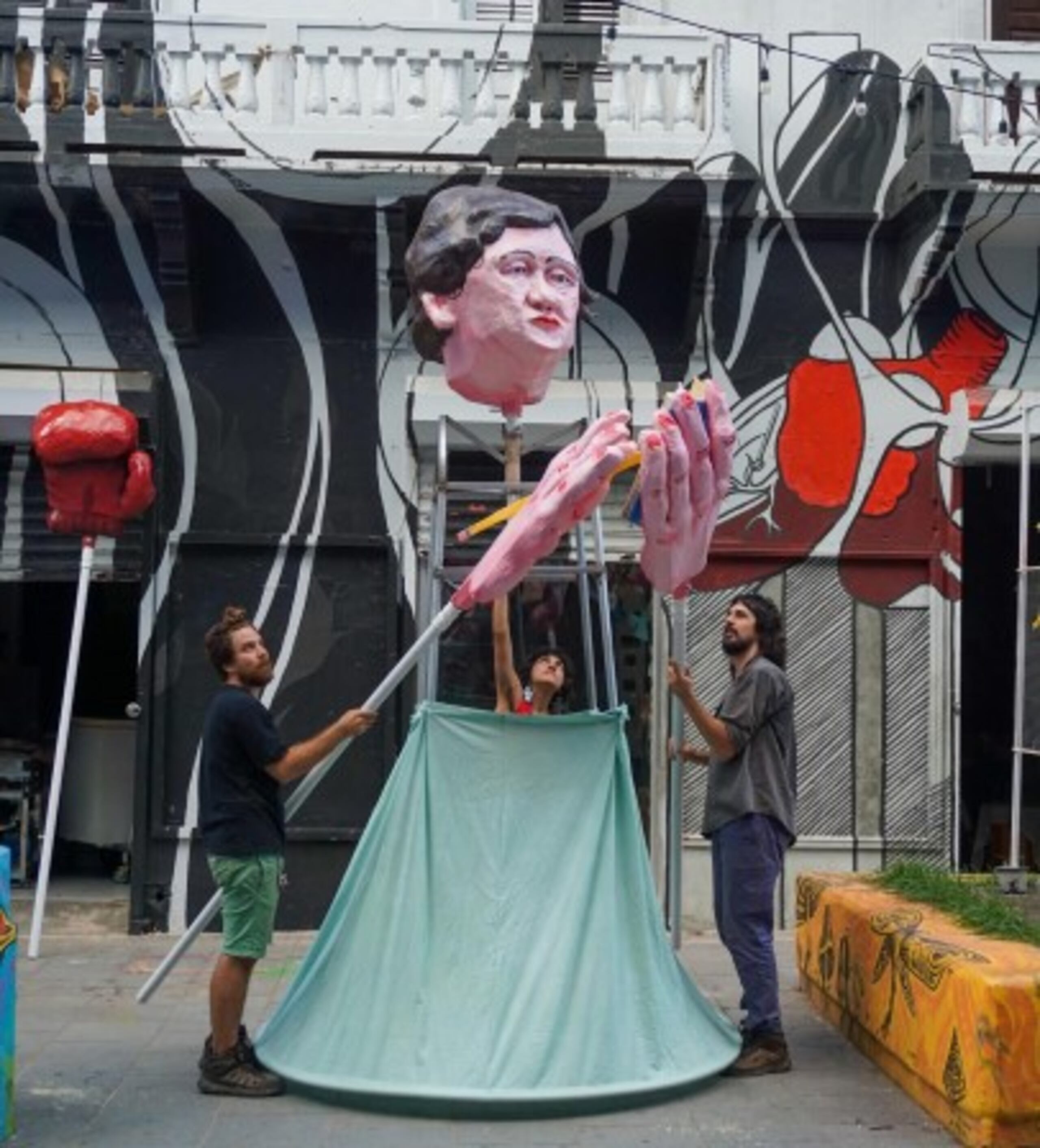 La colectiva titeril construyó los enormes títeres que desfilarán mañana en la comparsa de pueblo.