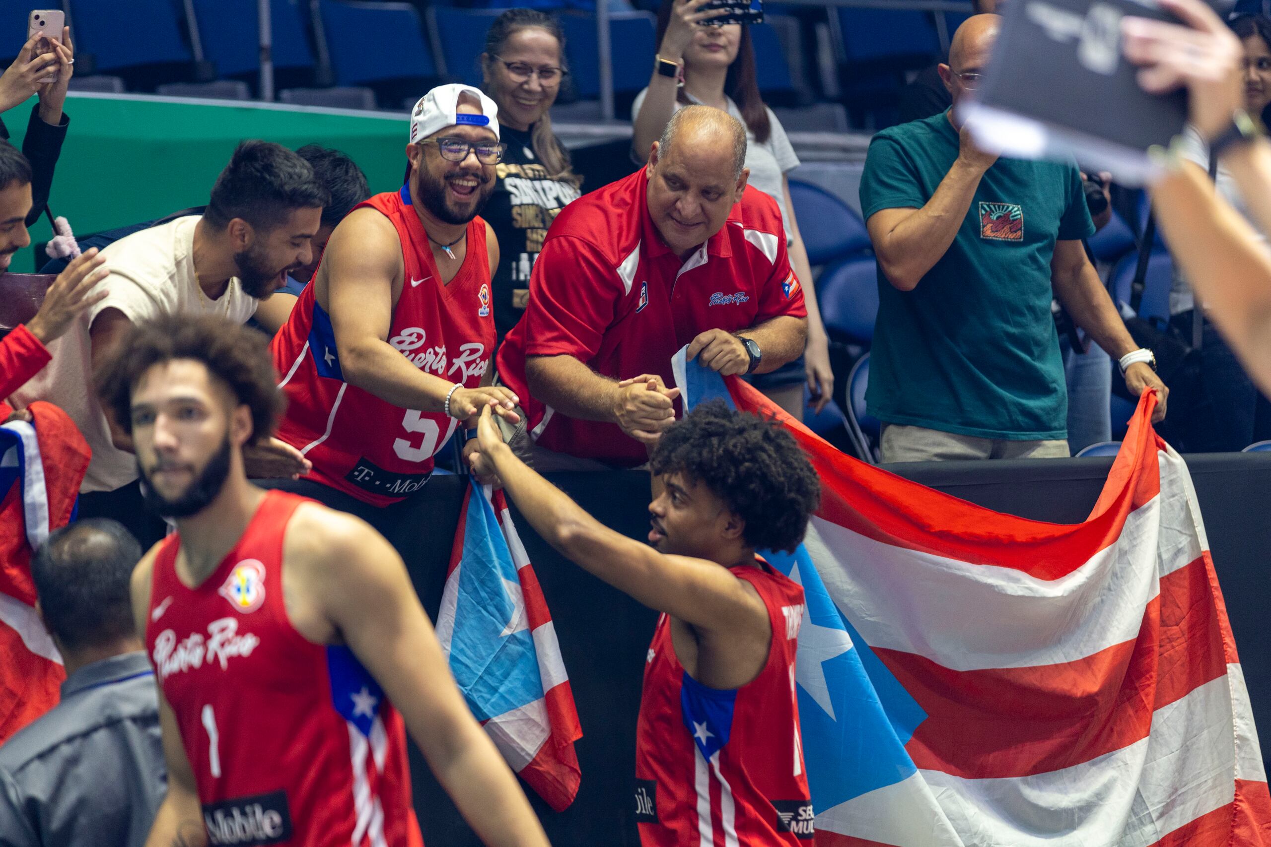 Jugadores del Equipo Nacionaly fanáticos celebran la victoria sobre China que los clasifica a la ronda octavos de final del Mundial.